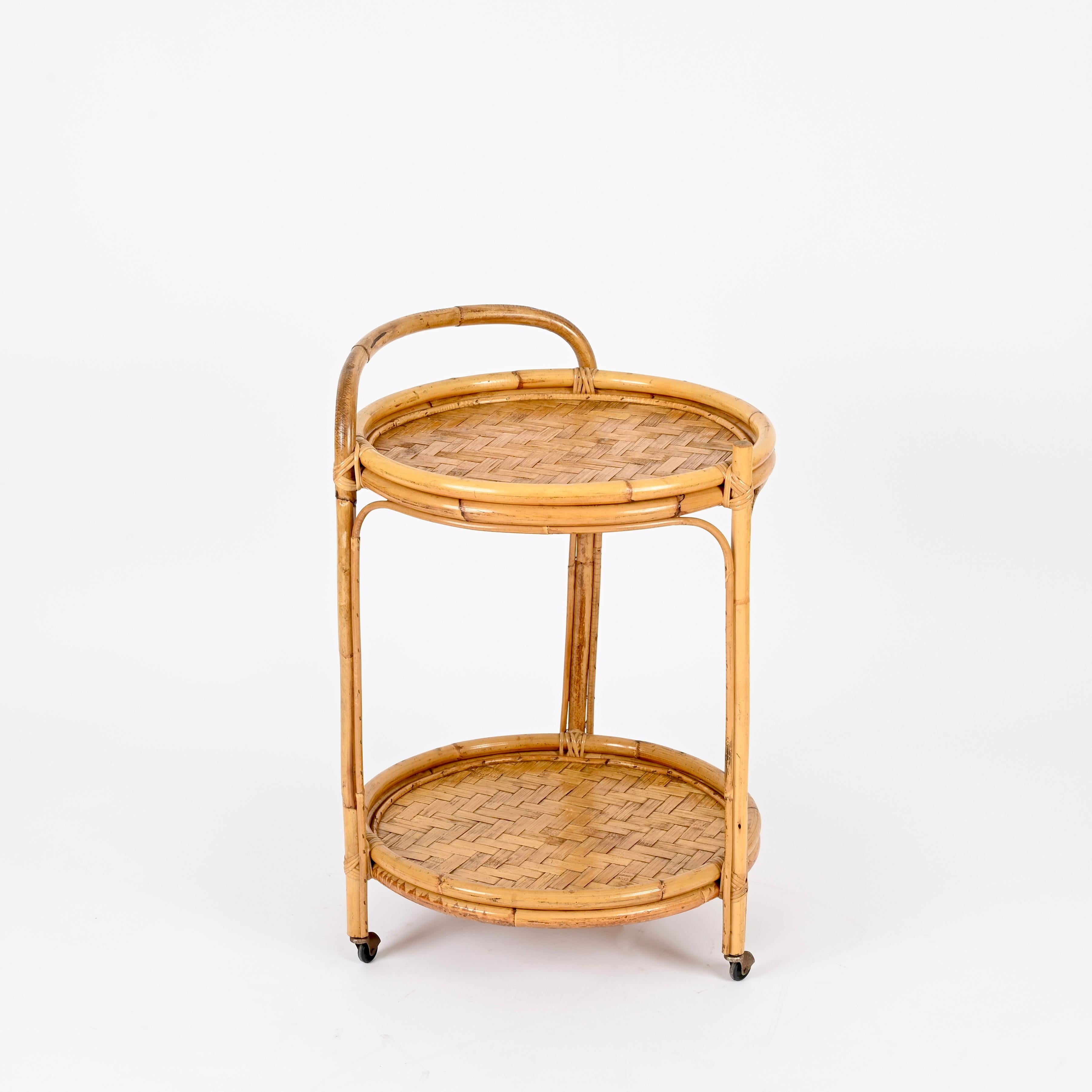 Mid-Century Modern French Riviera Round Serving Bar Cart in Bamboo, Rattan and Wicker, Italy, 1960s en vente