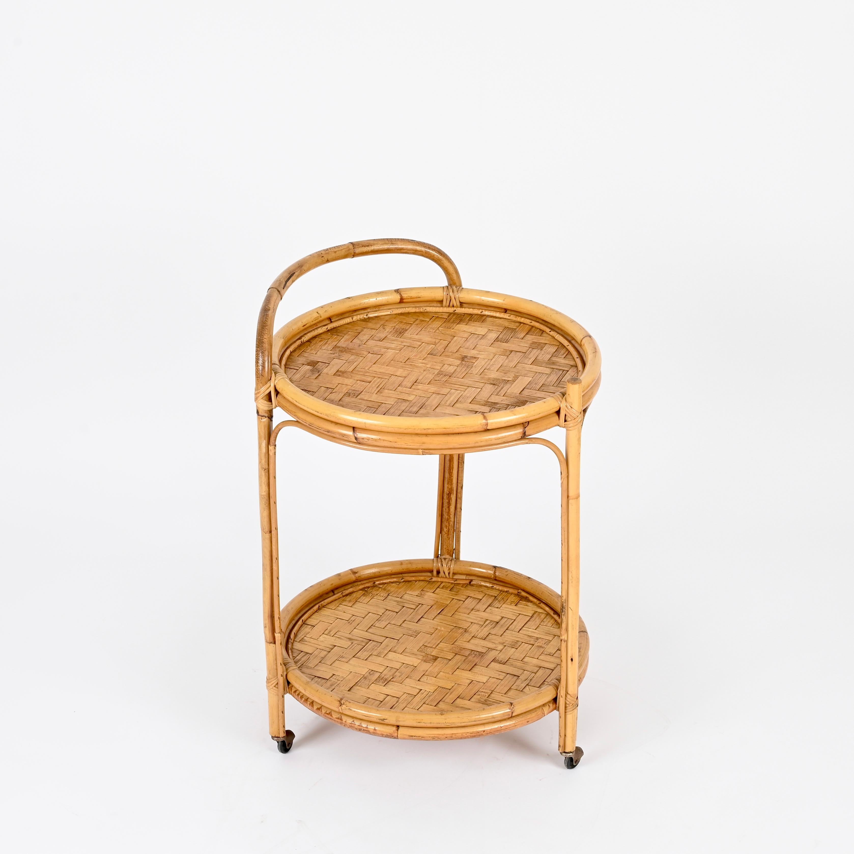 20ième siècle French Riviera Round Serving Bar Cart in Bamboo, Rattan and Wicker, Italy, 1960s en vente