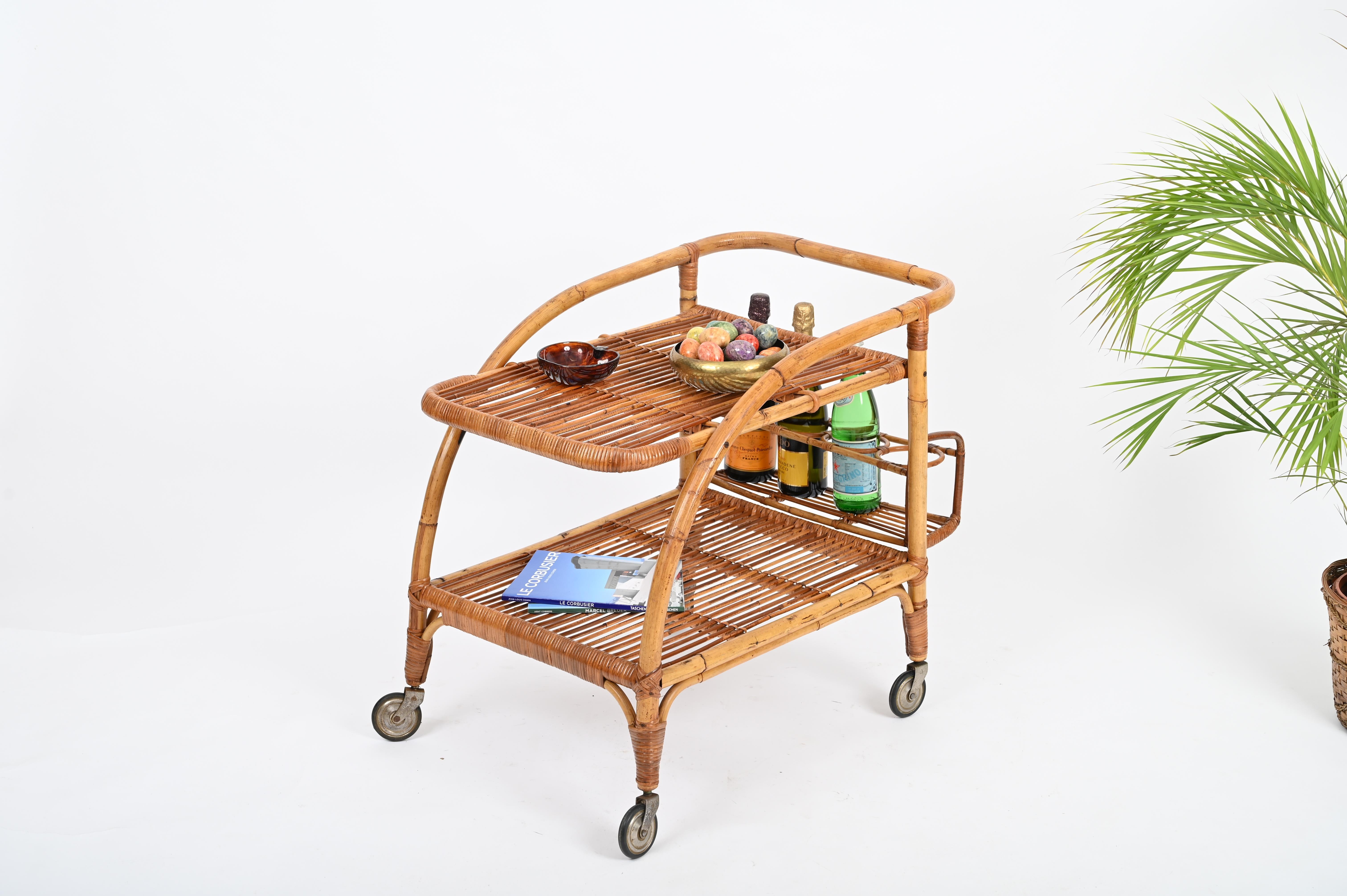 Wunderschöner Mid-Century-Barwagen mit Flaschenhalter, komplett aus gebogenem Bambus, Rattan und handgeflochtener Weide. Dieser charmante Wagen im Stil der französischen Riviera wurde in den 1960er Jahren in Italien entworfen. 

Dieser