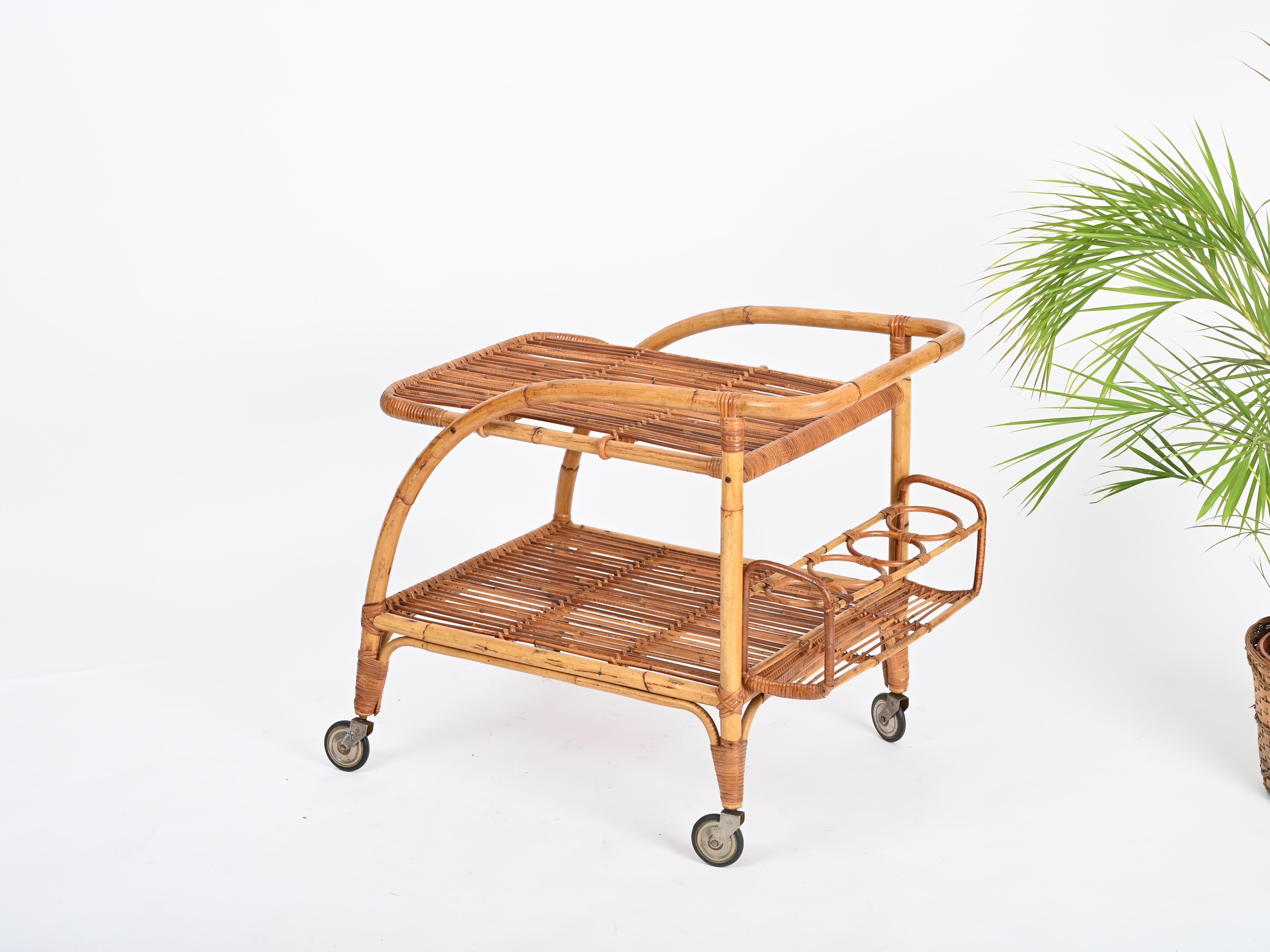 Französischer Riviera-Servierbarwagen aus geschwungenem Bambus, Rattan und Korbweide, Italien 1960er Jahre (Moderne der Mitte des Jahrhunderts) im Angebot