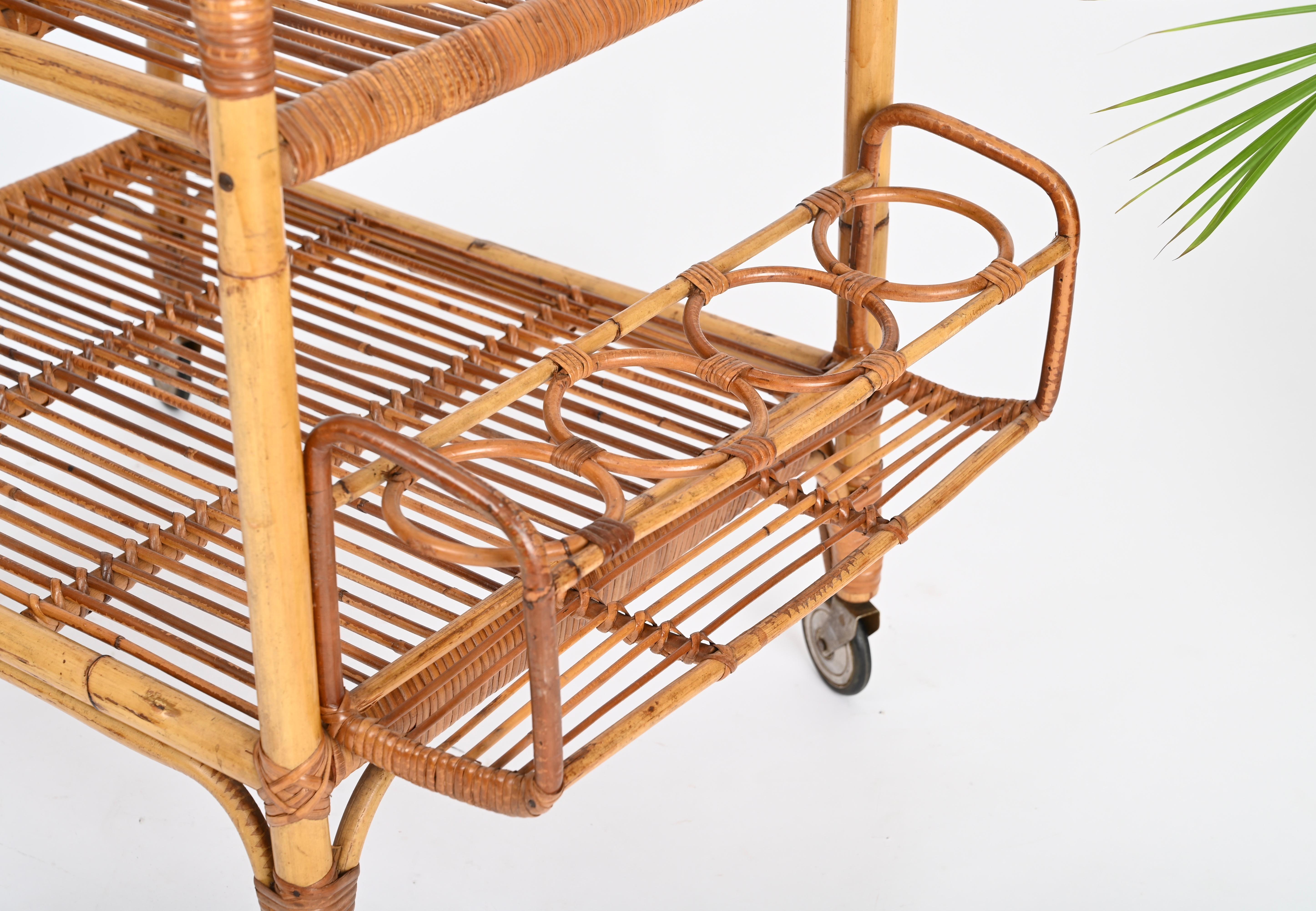 Französischer Riviera-Servierbarwagen aus geschwungenem Bambus, Rattan und Korbweide, Italien 1960er Jahre (Handgefertigt) im Angebot