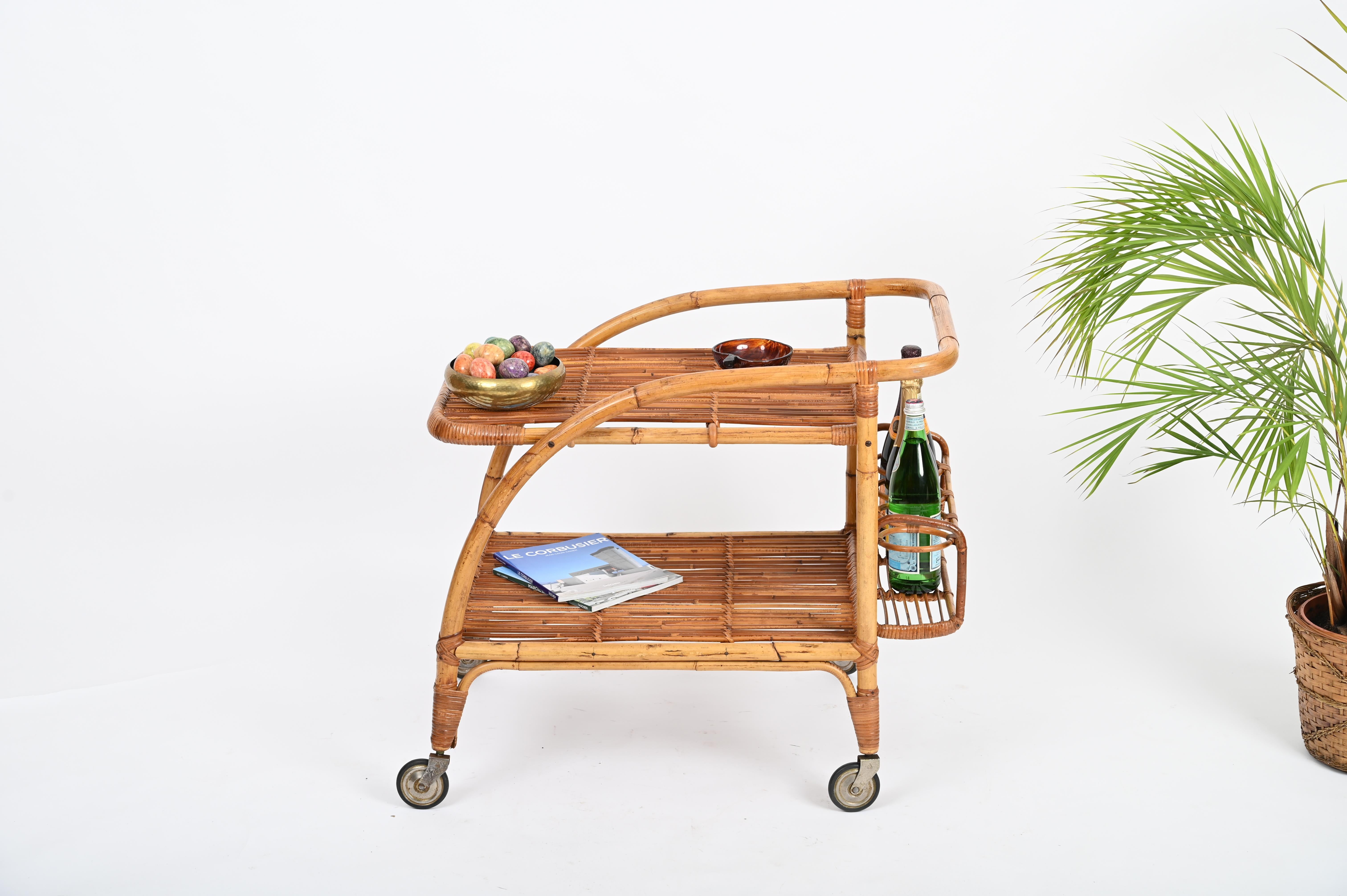 Französischer Riviera-Servierbarwagen aus geschwungenem Bambus, Rattan und Korbweide, Italien 1960er Jahre im Zustand „Gut“ im Angebot in Roma, IT