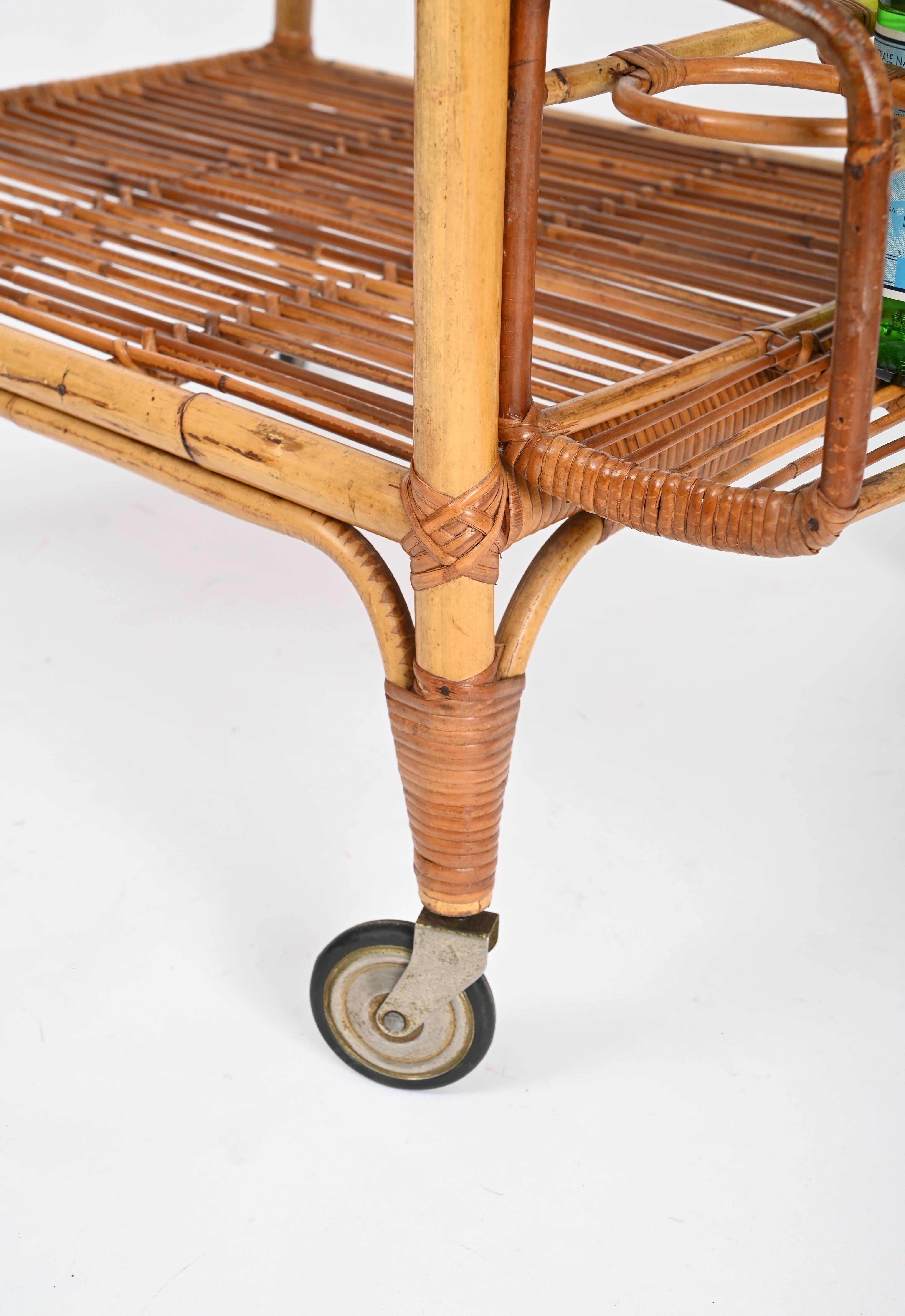 Französischer Riviera-Servierbarwagen aus geschwungenem Bambus, Rattan und Korbweide, Italien 1960er Jahre (20. Jahrhundert) im Angebot