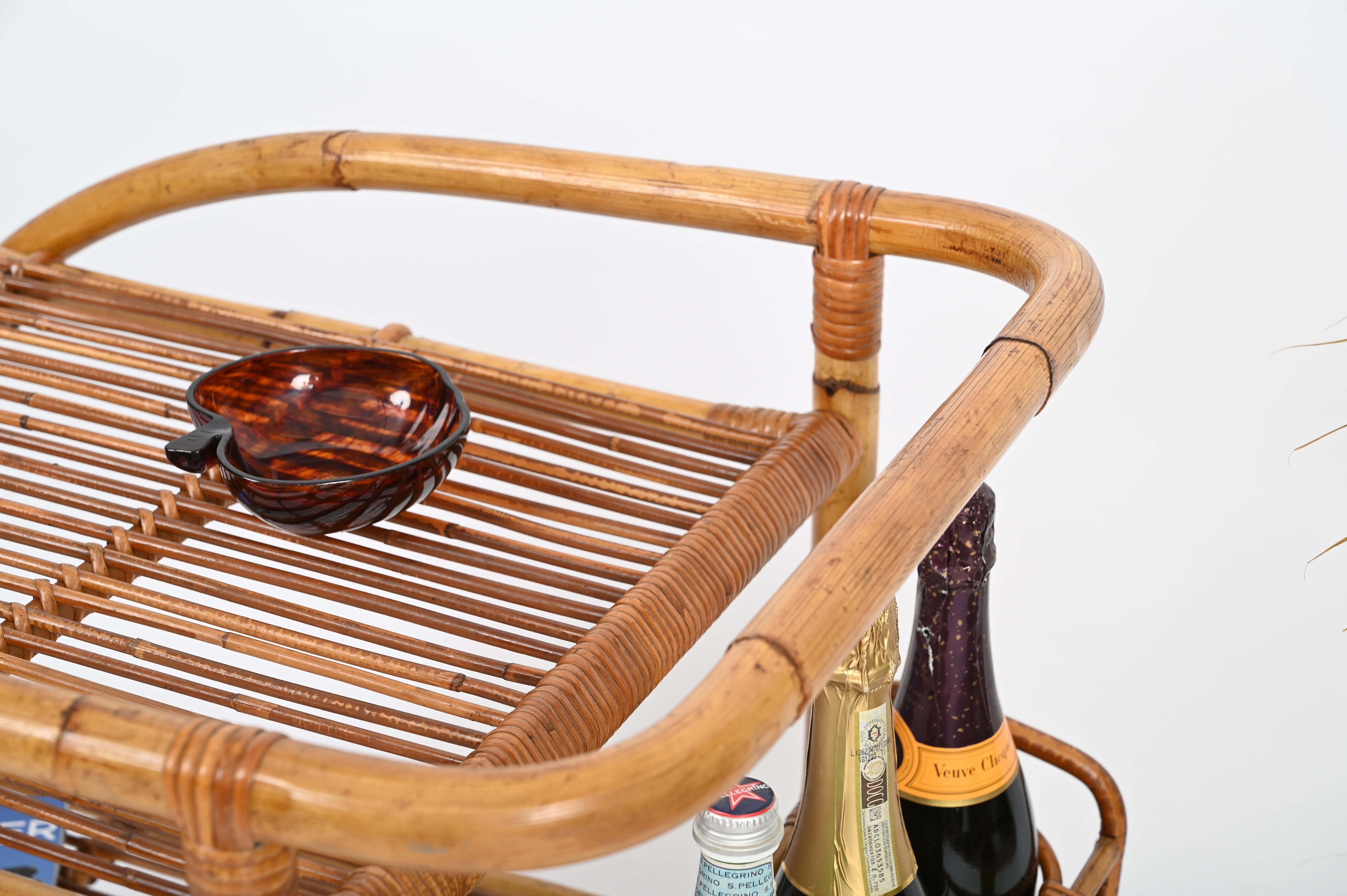 Französischer Riviera-Servierbarwagen aus geschwungenem Bambus, Rattan und Korbweide, Italien 1960er Jahre im Angebot 1