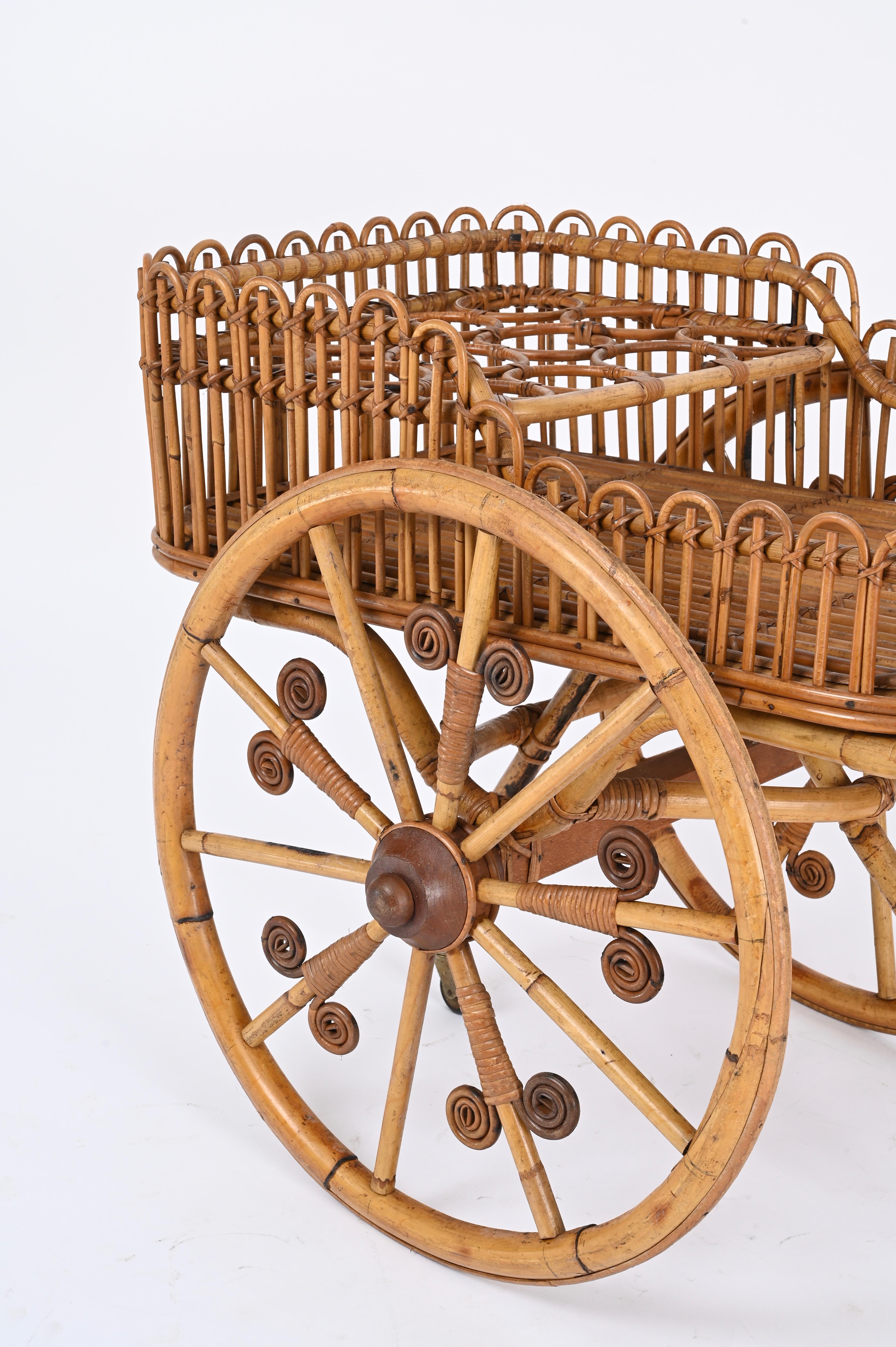 Mid-Century Modern Chariot de bar de service de la Côte d'Azur en rotin, bambou et osier, Italie, années 1960 en vente