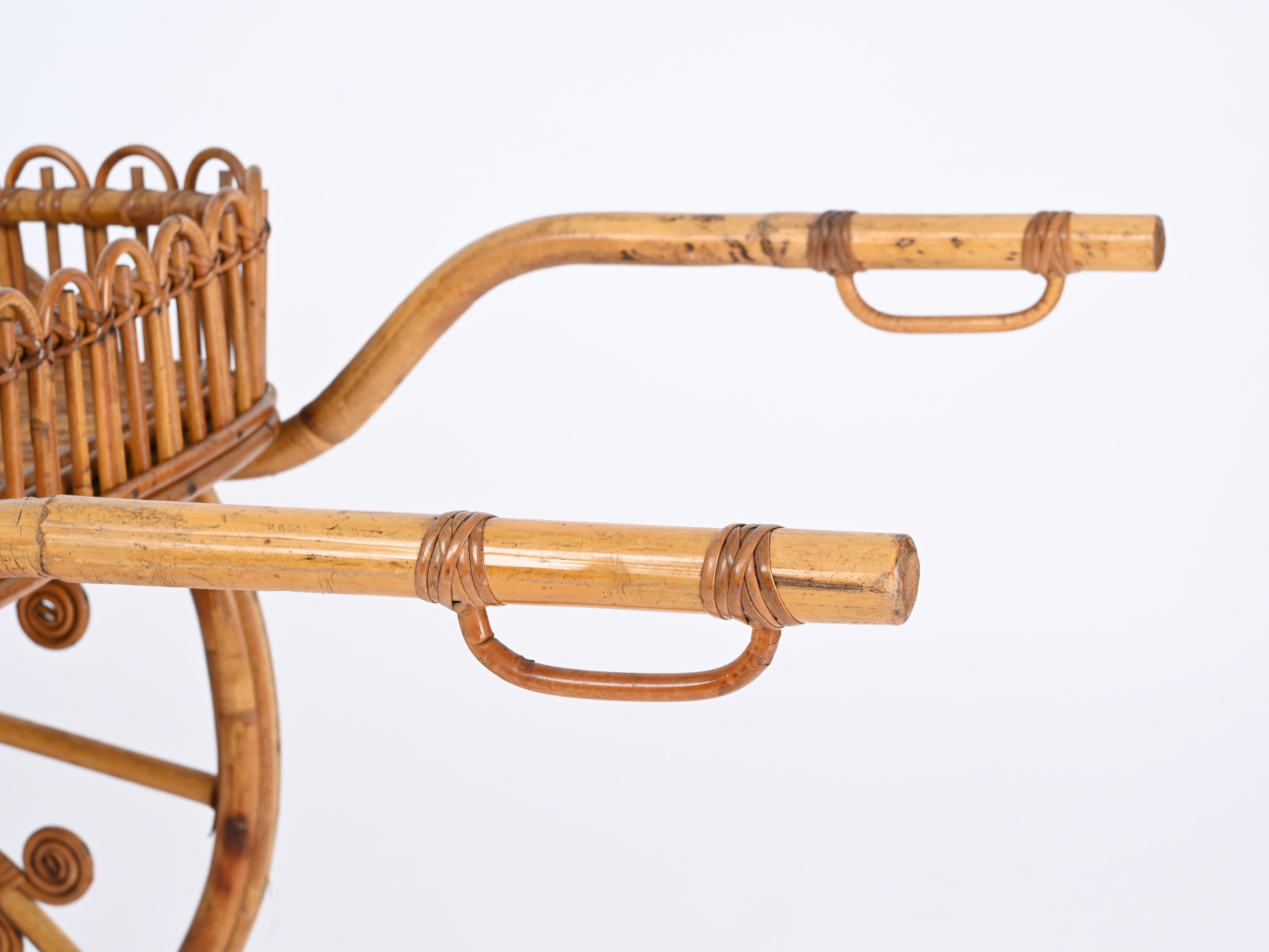 Bambou Chariot de bar de service de la Côte d'Azur en rotin, bambou et osier, Italie, années 1960 en vente