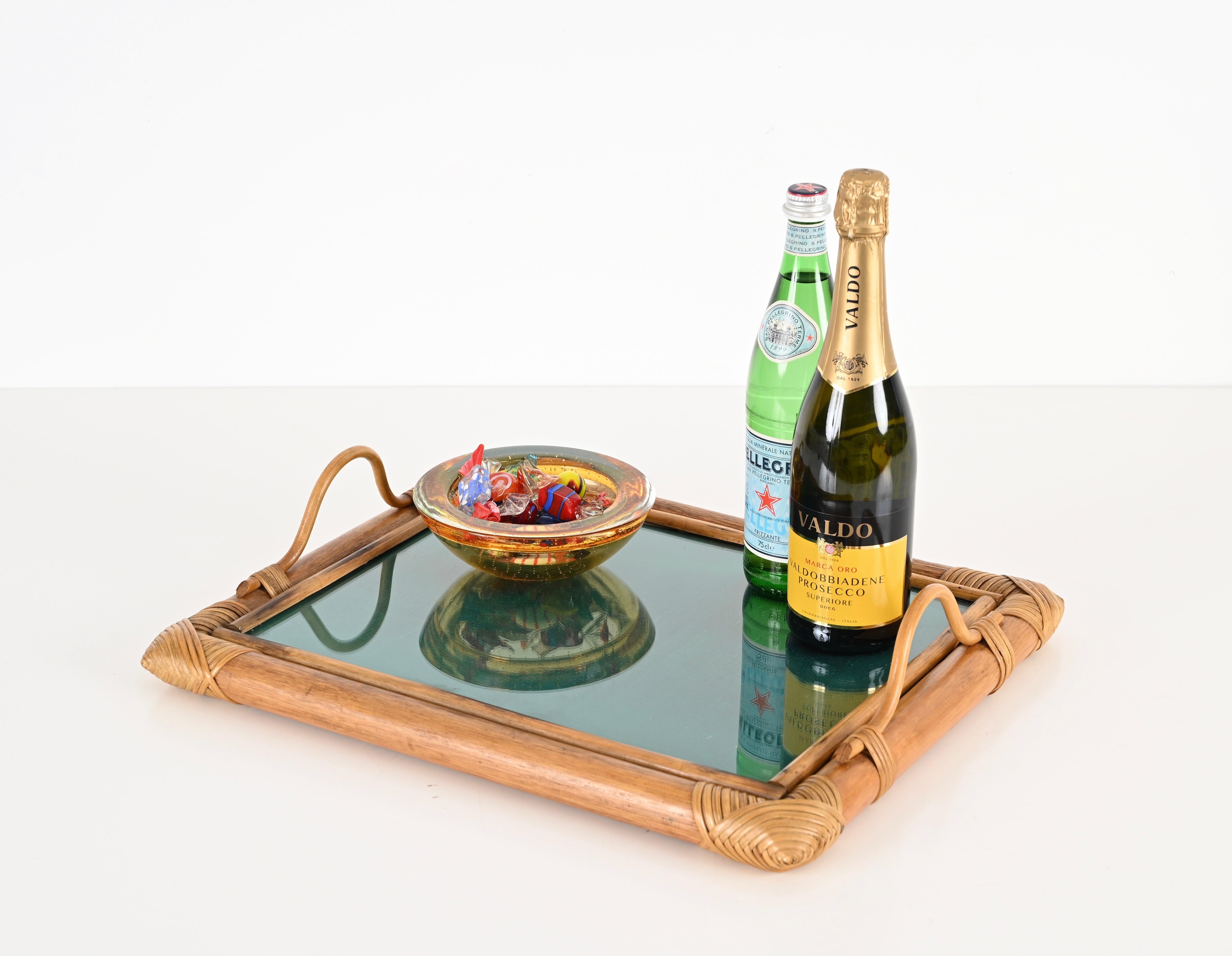 Fantastic rectangular serving tray fully made in bamboo canes, curved rattan and hand-woven wicker. This lovely French Riviera style tray was made in Italy during the 1970s.

The tray has a rectangular frame in a sturdy bamboo enriched on the