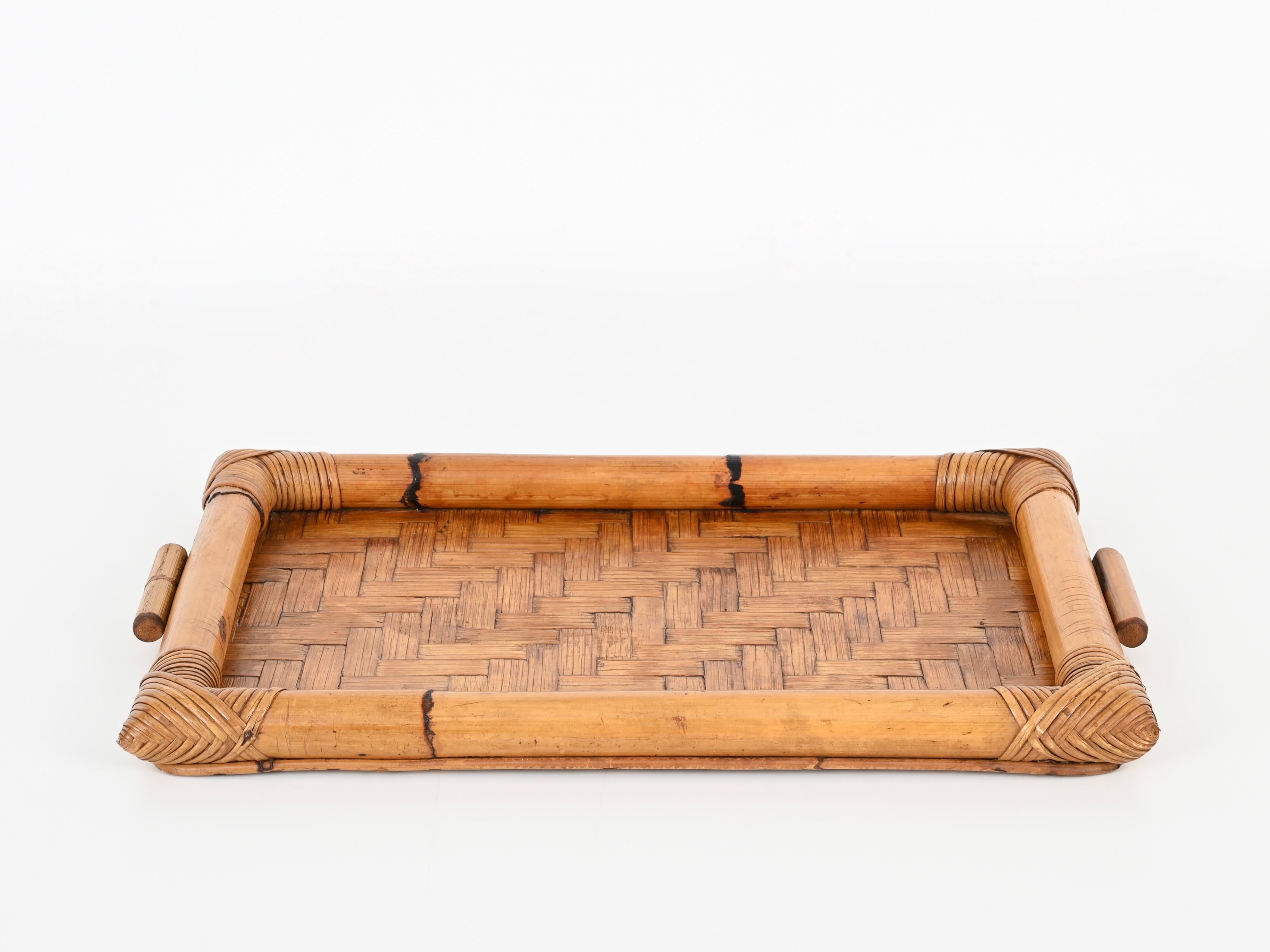 Wonderful rectangular  organic serving tray fully made in bamboo, rattan and hand-woven wicker. This gorgeous French Riviera style tray was hand-made in Italy during the 1970s.

This delightful tray has a rectangular frame in bamboo which is