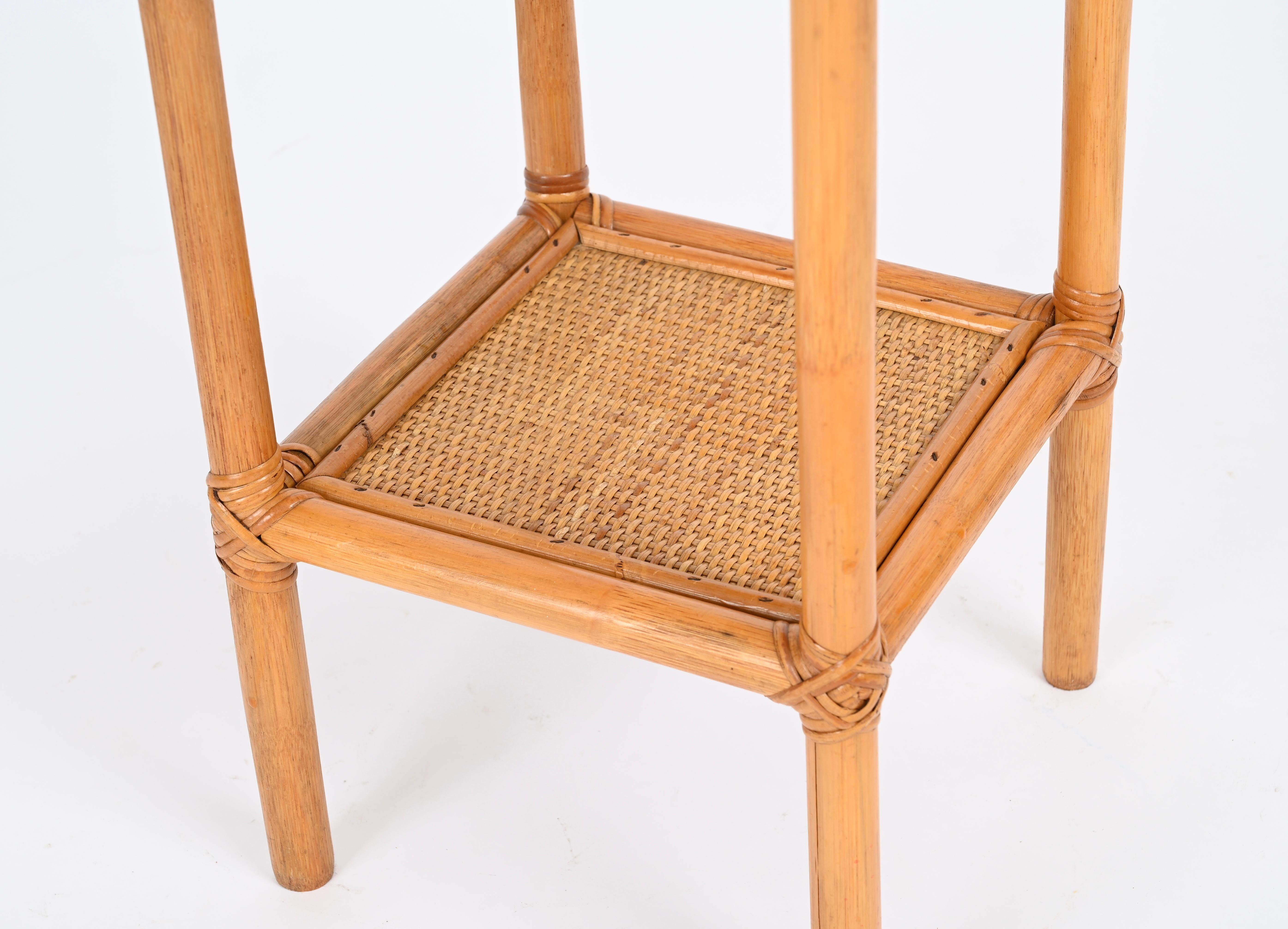 Table d'appoint ou table de nuit de la Côte d'Azur en bambou et rotin, Italie 1970 en vente 2