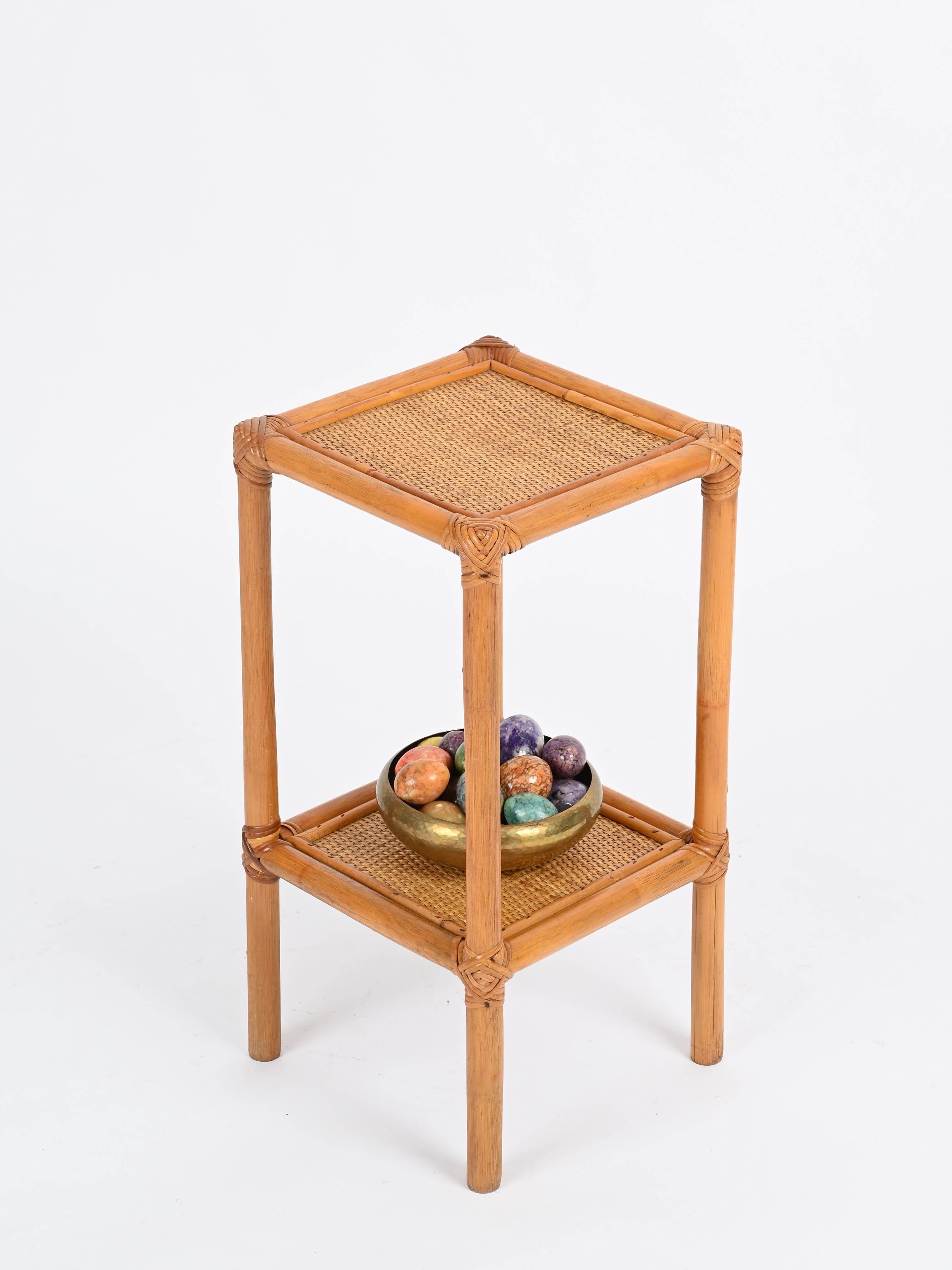 Table d'appoint ou table de nuit de la Côte d'Azur en bambou et rotin, Italie 1970 en vente 3