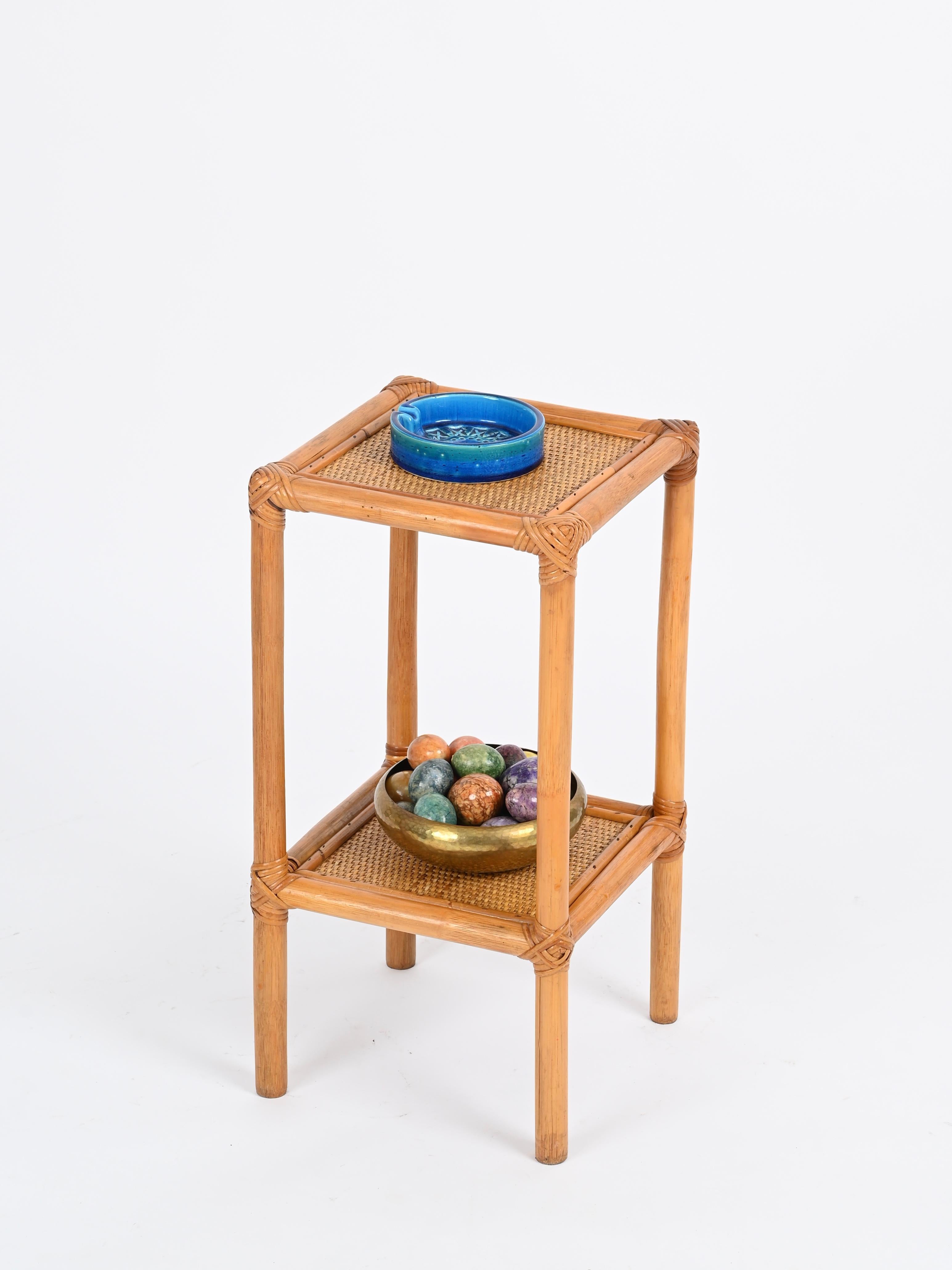 Magnifique table d'appoint ou table de nuit du milieu du siècle en bambou, rotin et osier tressé à la main. Cette jolie table a été conçue en Italie dans les années 1970.

Dans un état incroyable et avec une couleur charmante et vibrante de type
