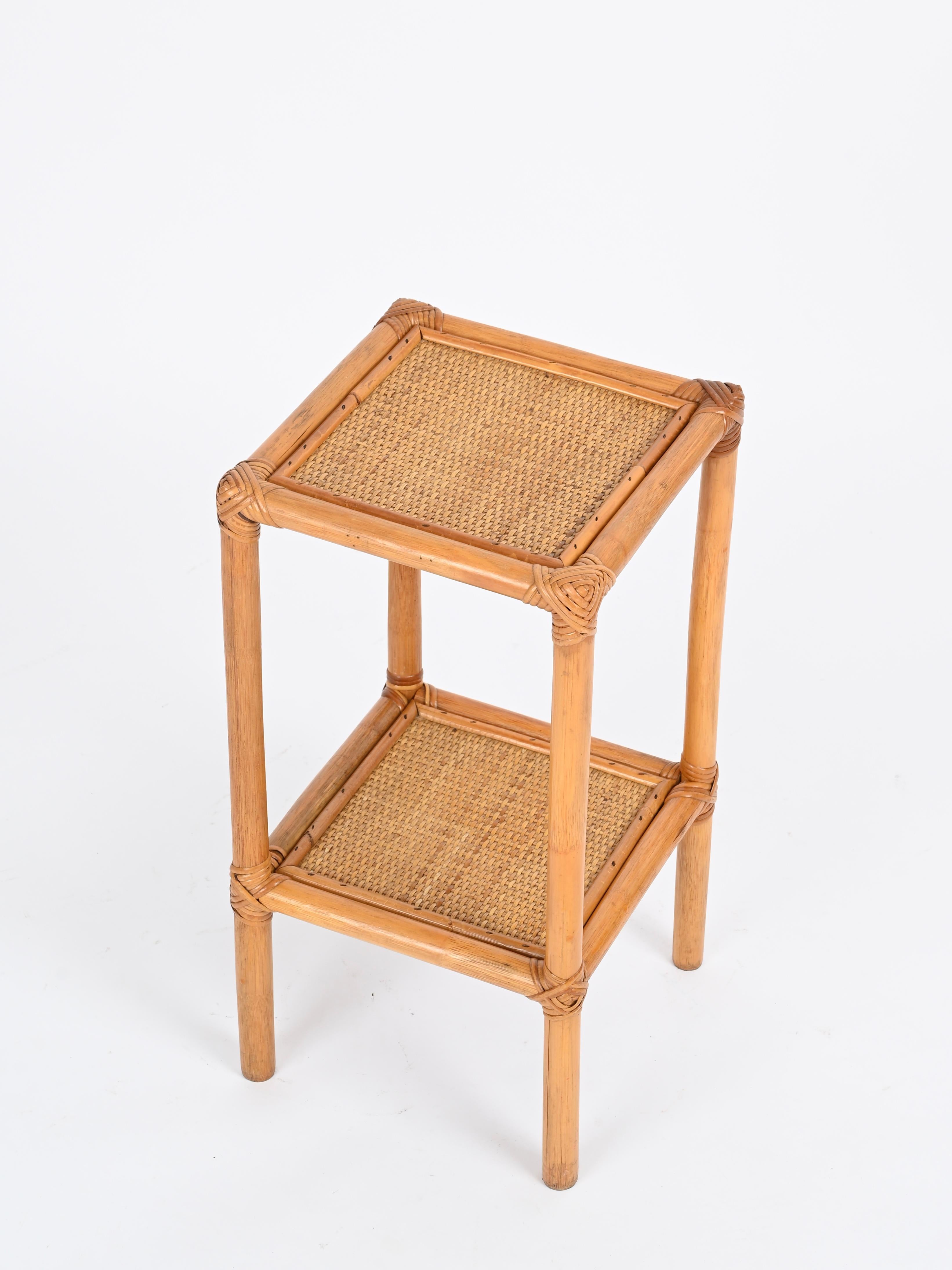 Mid-Century Modern Table d'appoint ou table de nuit de la Côte d'Azur en bambou et rotin, Italie 1970 en vente
