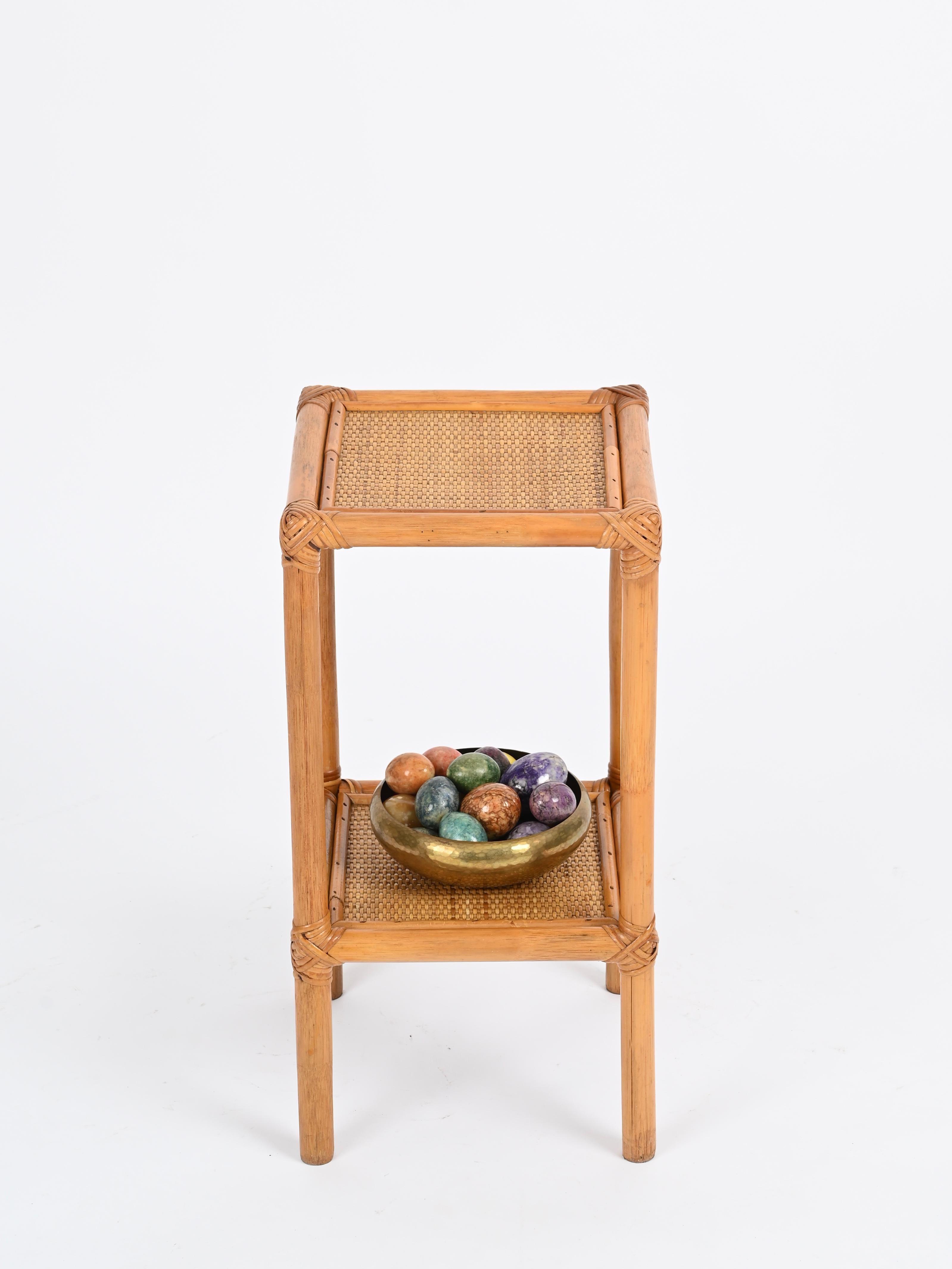 italien Table d'appoint ou table de nuit de la Côte d'Azur en bambou et rotin, Italie 1970 en vente