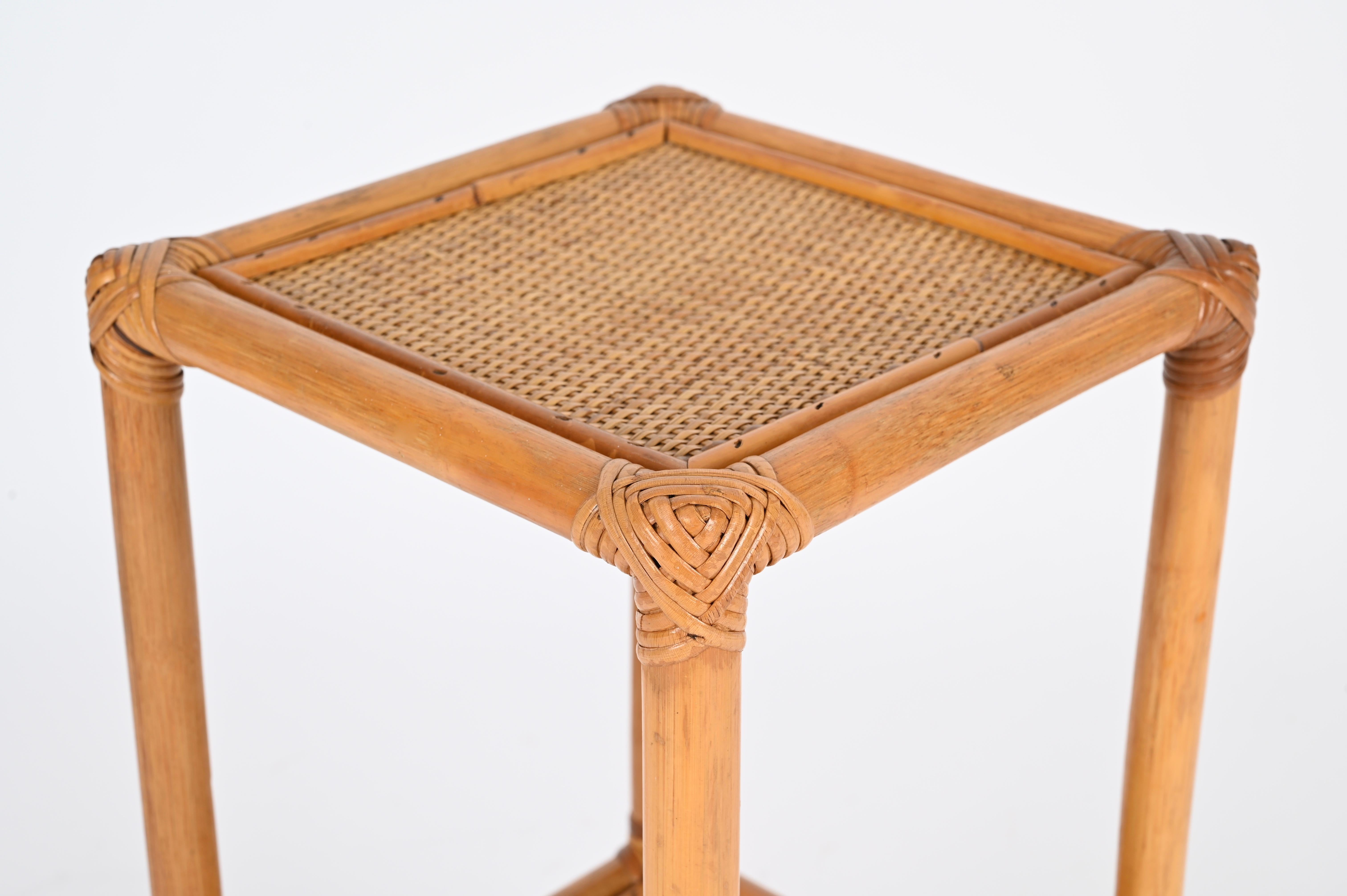 Fait main Table d'appoint ou table de nuit de la Côte d'Azur en bambou et rotin, Italie 1970 en vente