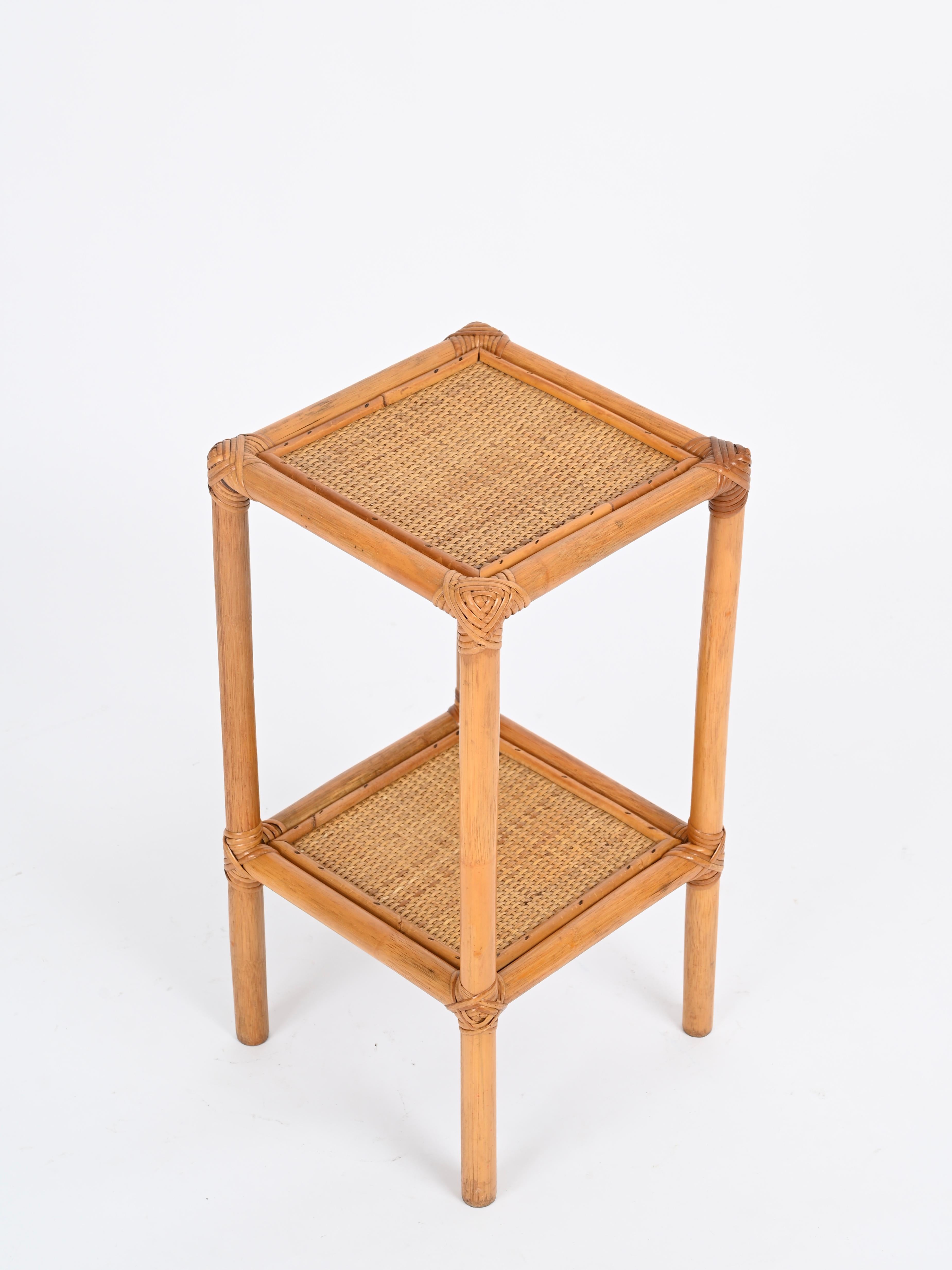 Table d'appoint ou table de nuit de la Côte d'Azur en bambou et rotin, Italie 1970 Bon état - En vente à Roma, IT