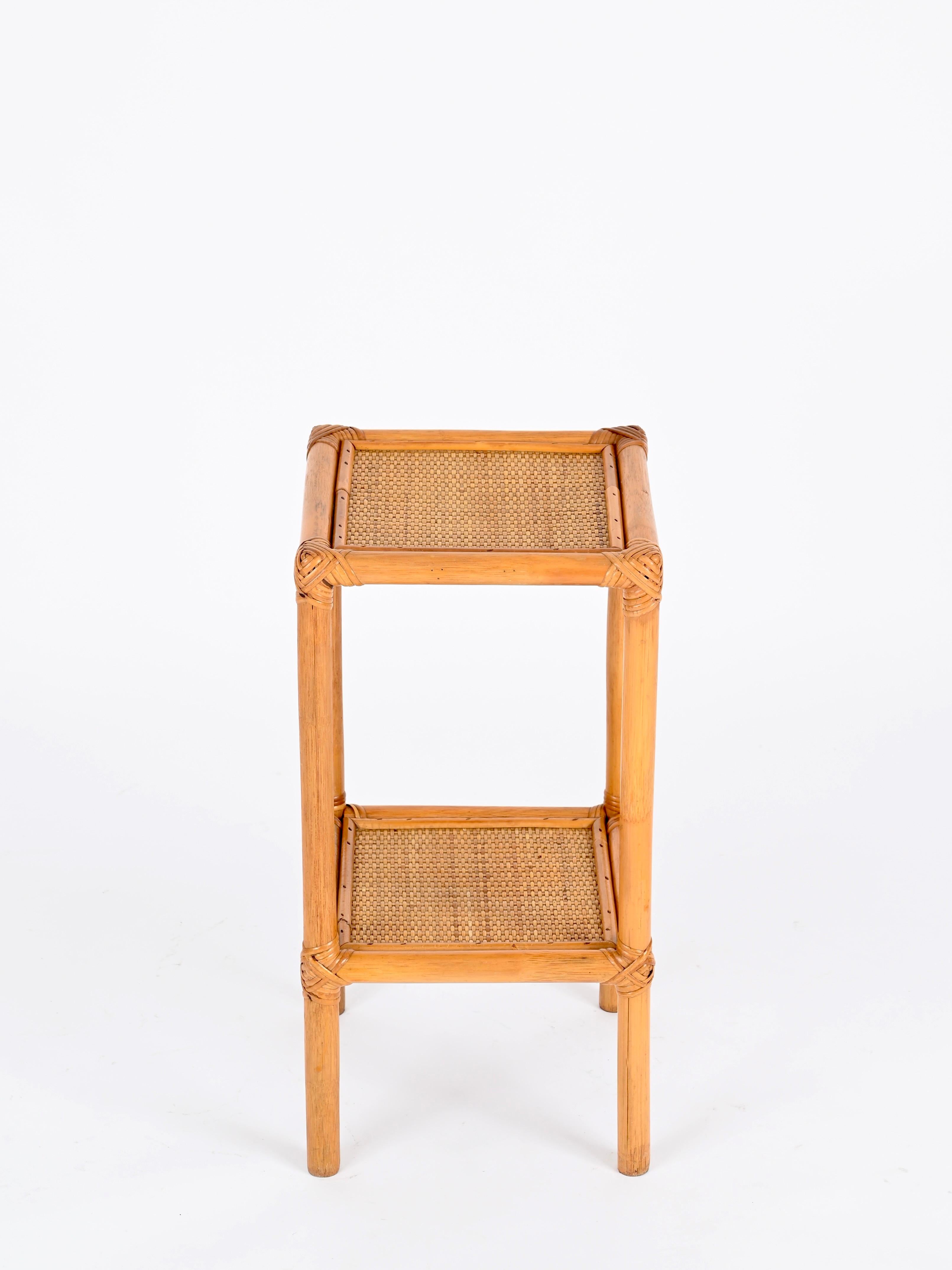 20ième siècle Table d'appoint ou table de nuit de la Côte d'Azur en bambou et rotin, Italie 1970 en vente