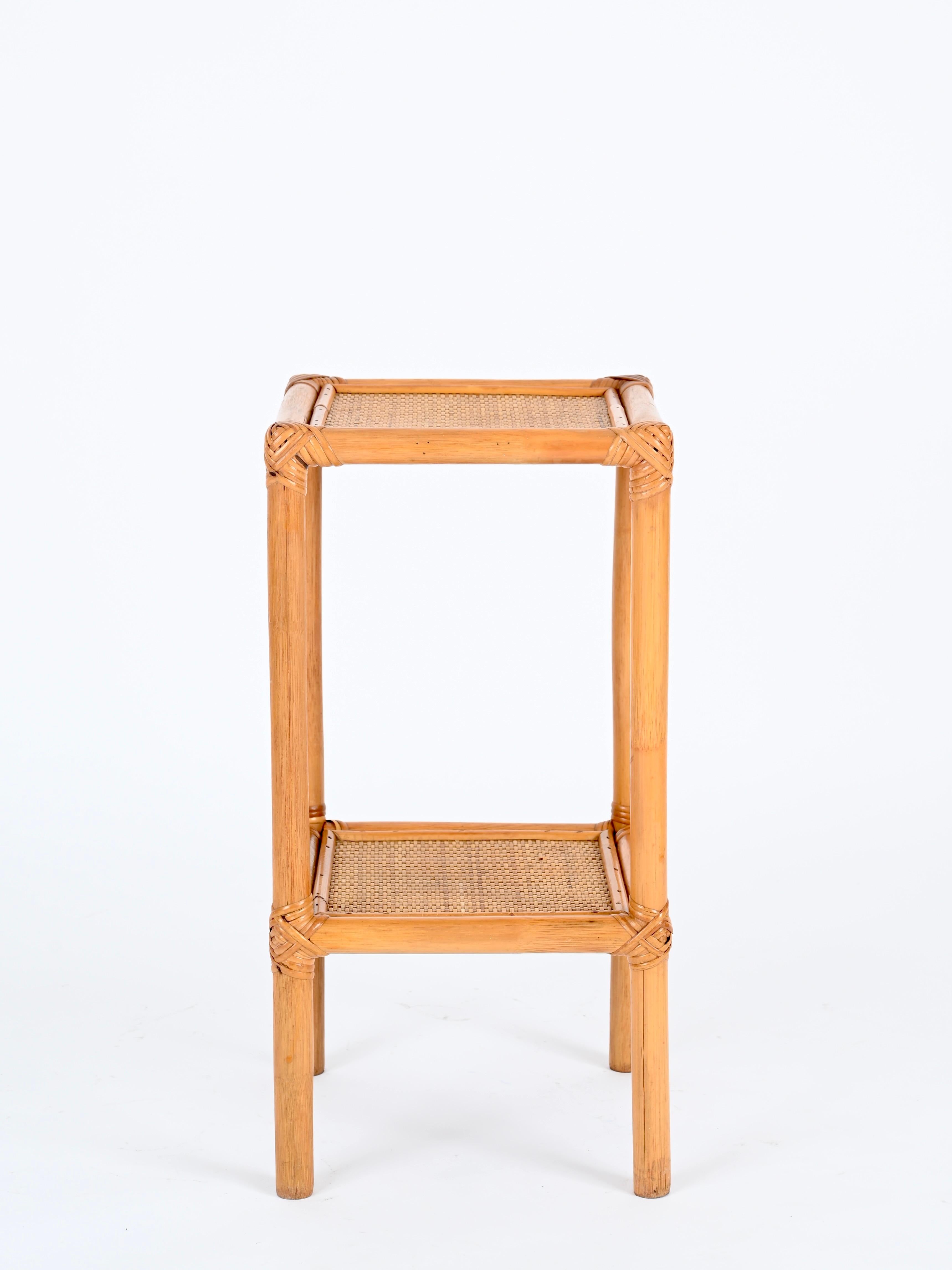 Bambou Table d'appoint ou table de nuit de la Côte d'Azur en bambou et rotin, Italie 1970 en vente