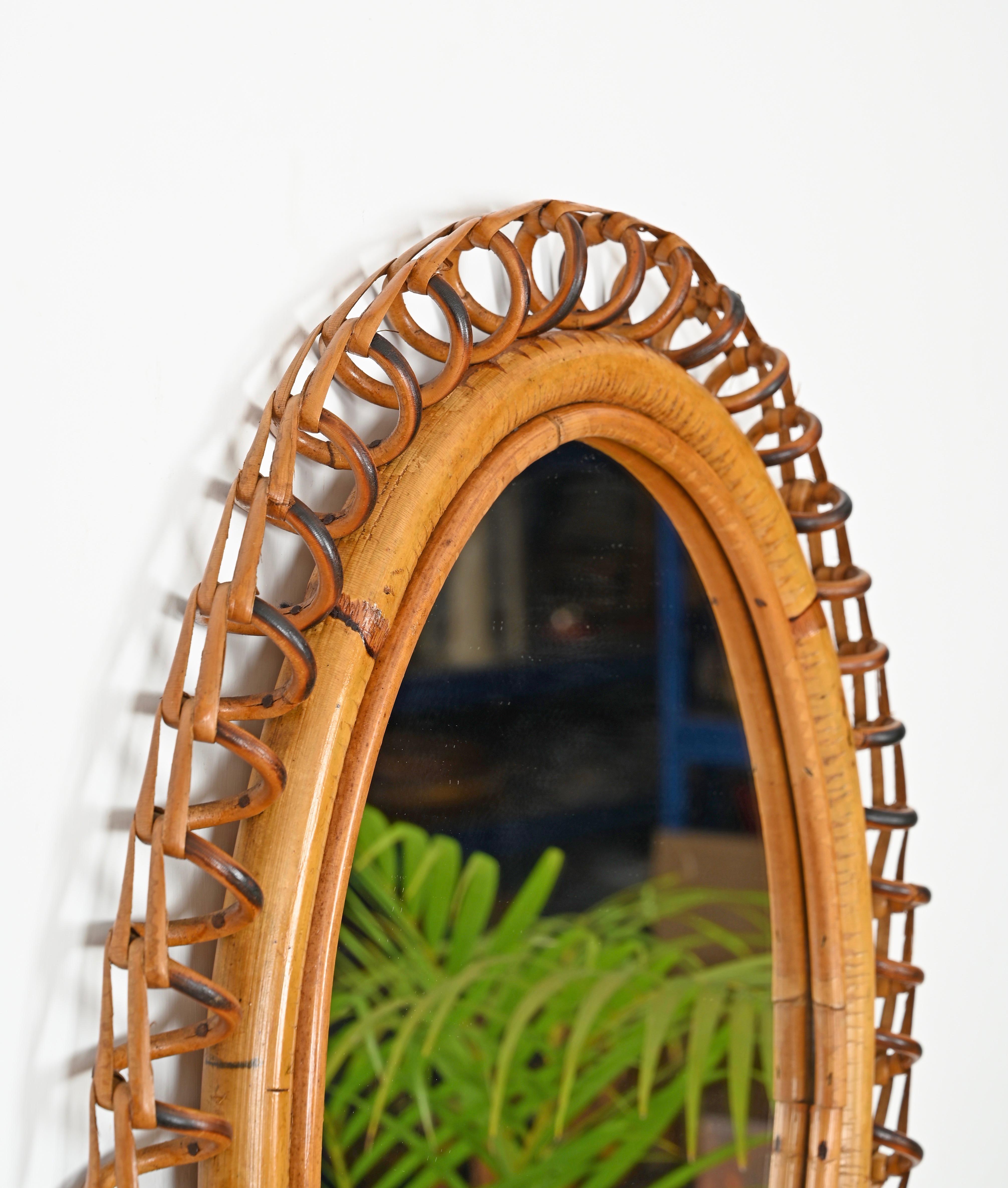 Fatto a mano Specchio ovale a forma di molla French Riviera in rattan e vimini, Italia anni '60 in vendita