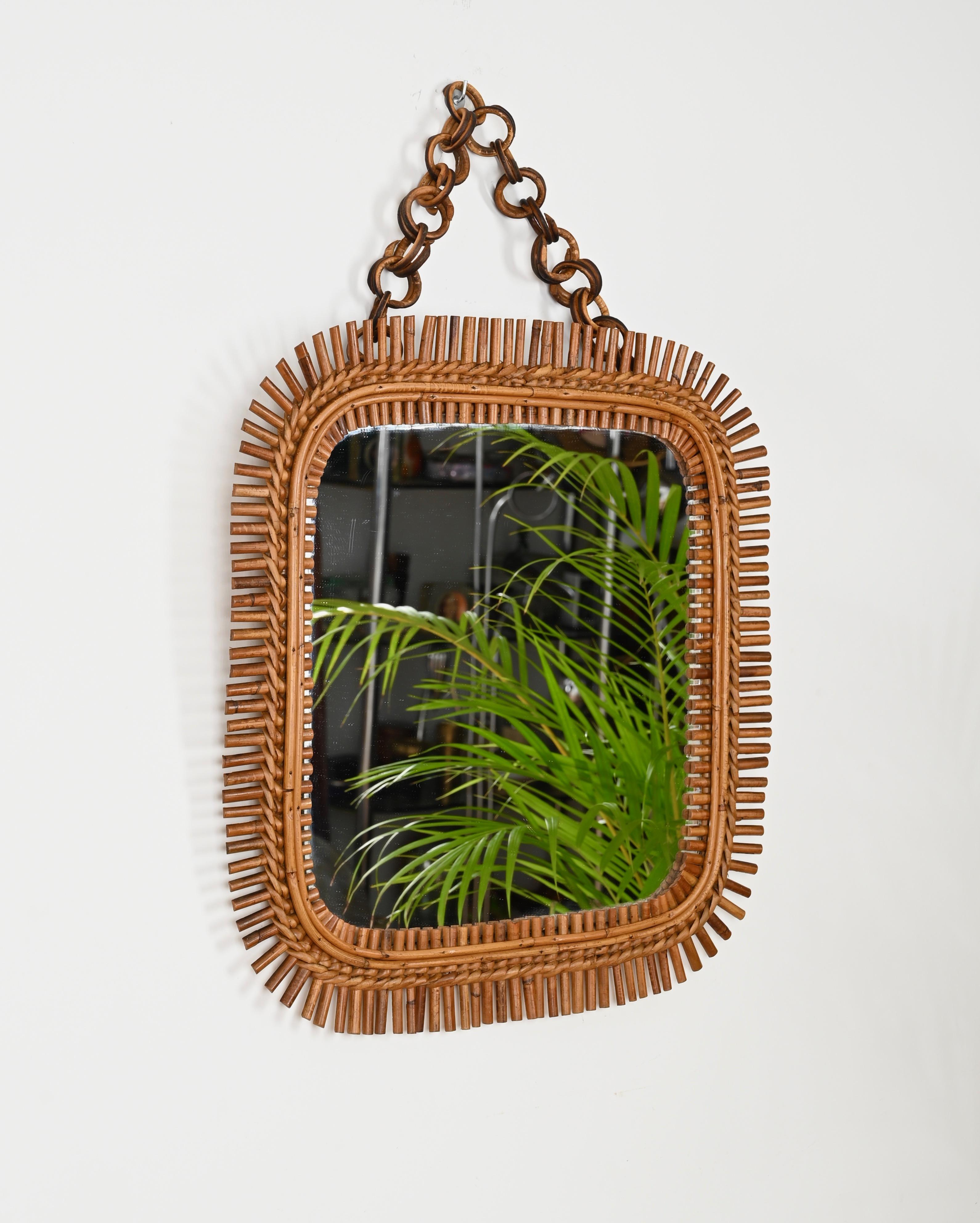 Meraviglioso specchio del Mid-Century di forma quadrata con catena completamente realizzato in rattan curvo, vimini intrecciato a mano e bambù.  Questo specchio in incredibile stile Costa Azzurra è stato progettato in Italia negli anni '60.

Lo