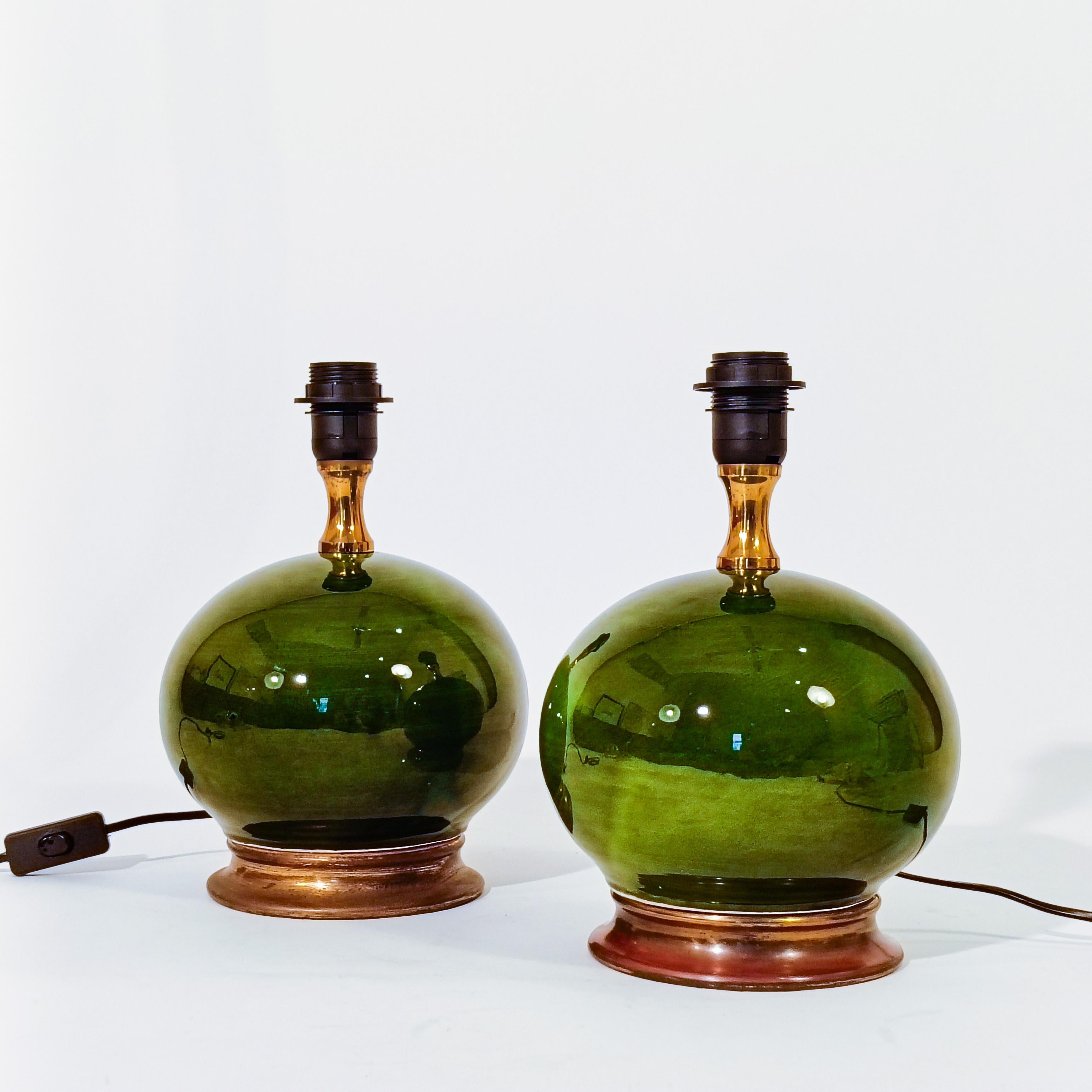 Lampes de table en céramique faites à la main, Espagne, années 1960. Chaque pièce est formée d'une sphère en céramique tournée à la main avec une finition émaillée verte, avec une base et une structure en métal chromé doré. Très proche des créations