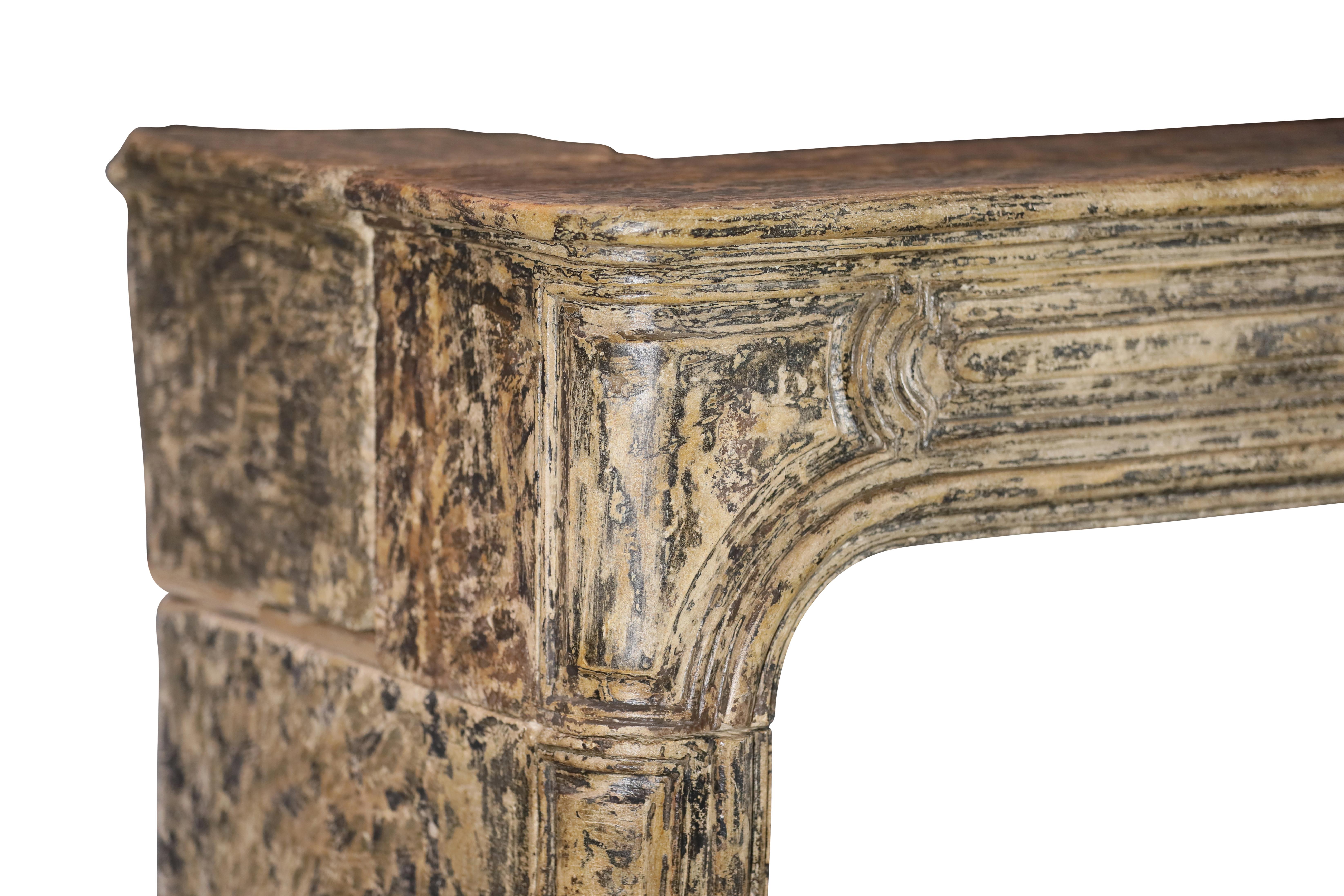 Kaminsims aus Kalkstein im französischen Riviera-Stil mit Patina im Angebot 3
