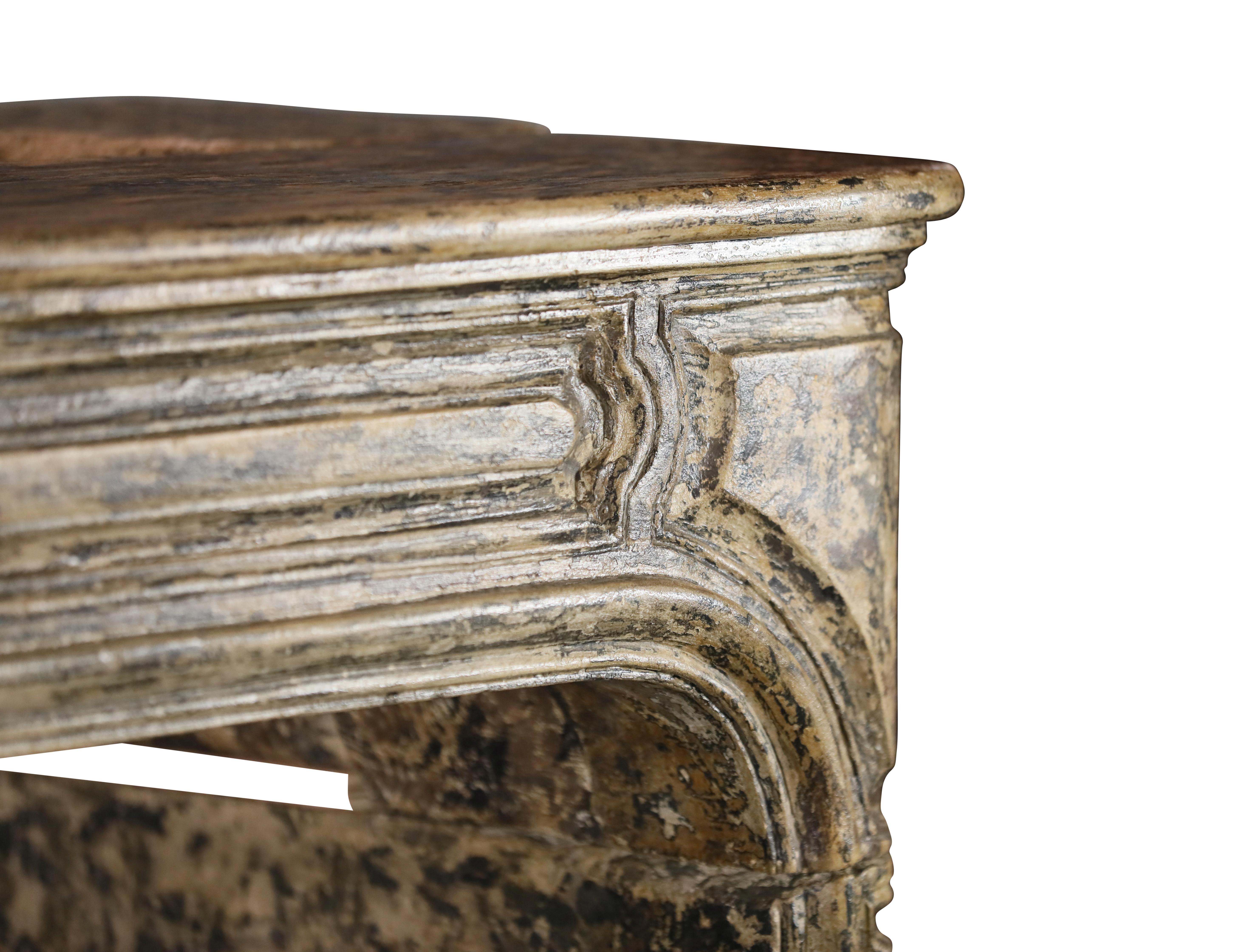 Kaminsims aus Kalkstein im französischen Riviera-Stil mit Patina im Angebot 4