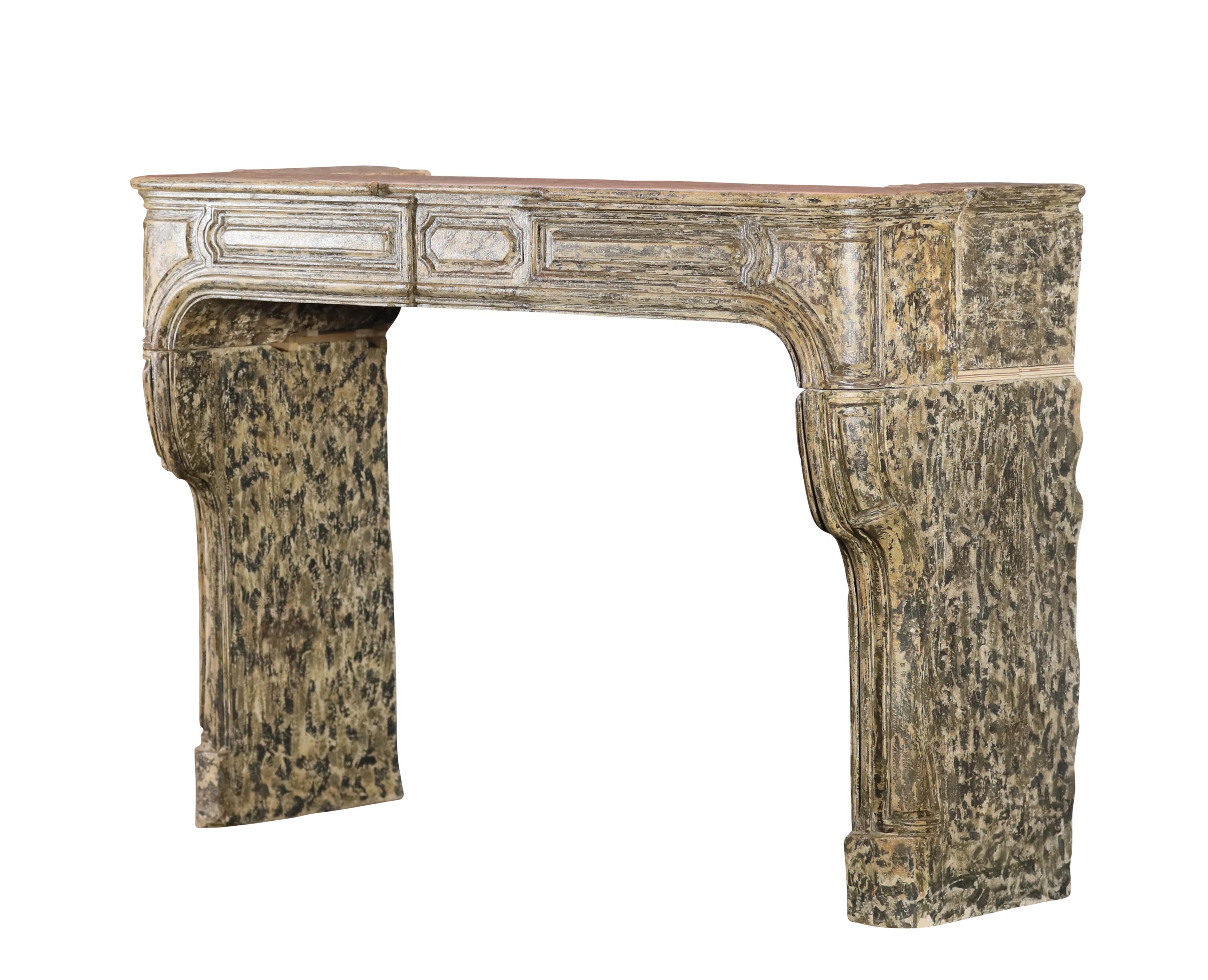 Kaminsims aus Kalkstein im französischen Riviera-Stil mit Patina (Französisch) im Angebot