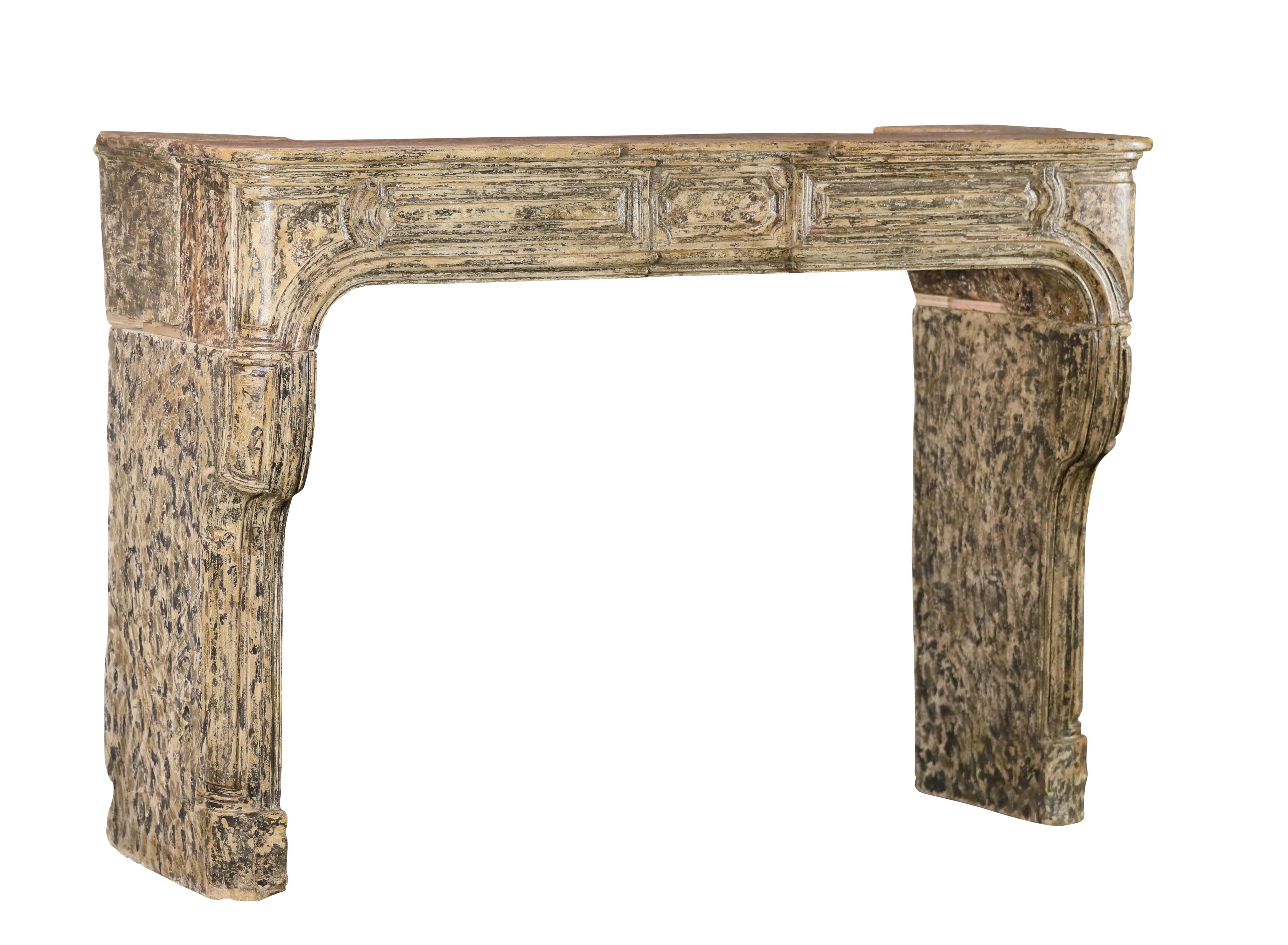 Kaminsims aus Kalkstein im französischen Riviera-Stil mit Patina (Handgeschnitzt) im Angebot