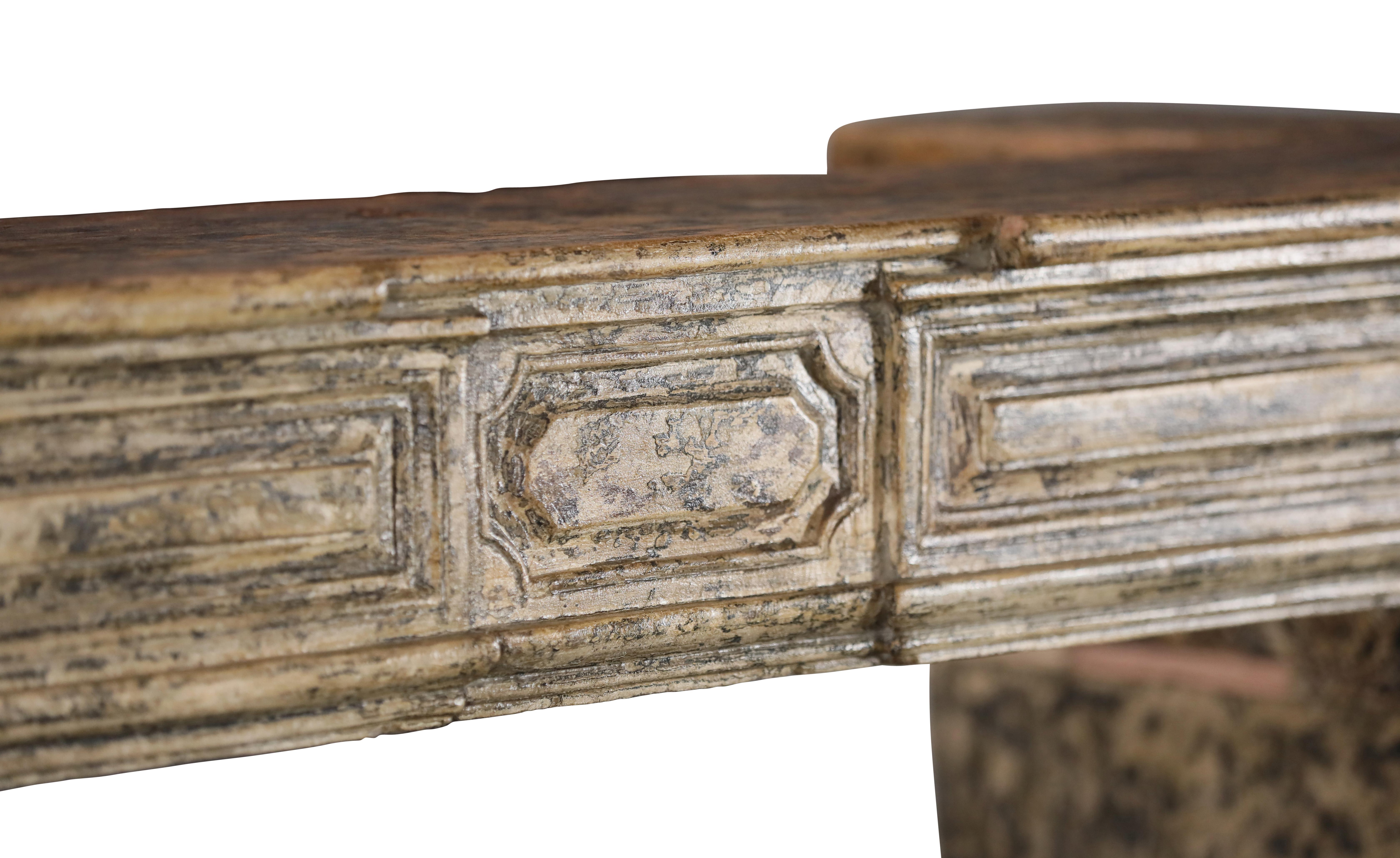 Kaminsims aus Kalkstein im französischen Riviera-Stil mit Patina im Zustand „Hervorragend“ im Angebot in Beervelde, BE