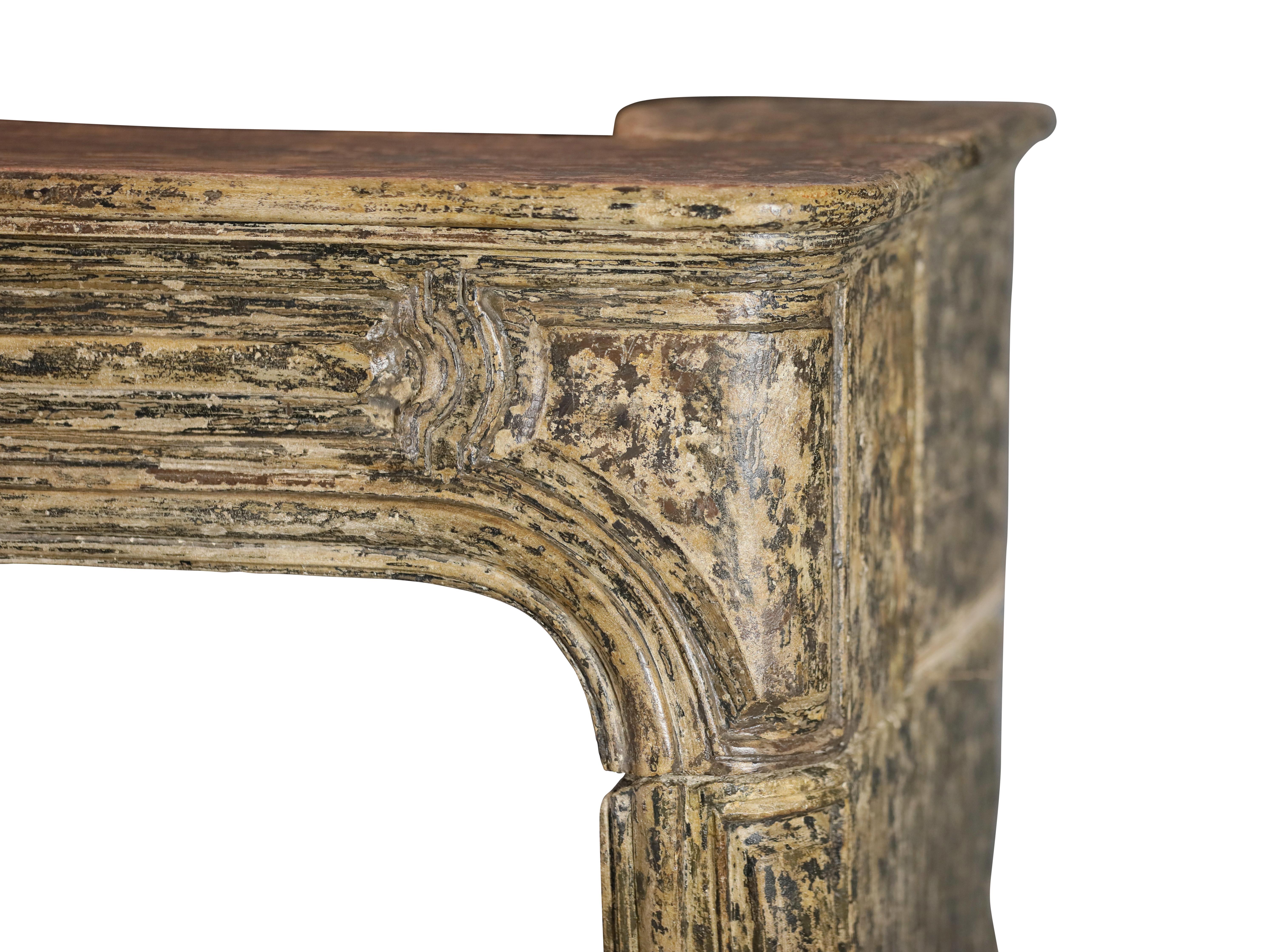 Kaminsims aus Kalkstein im französischen Riviera-Stil mit Patina im Angebot 1