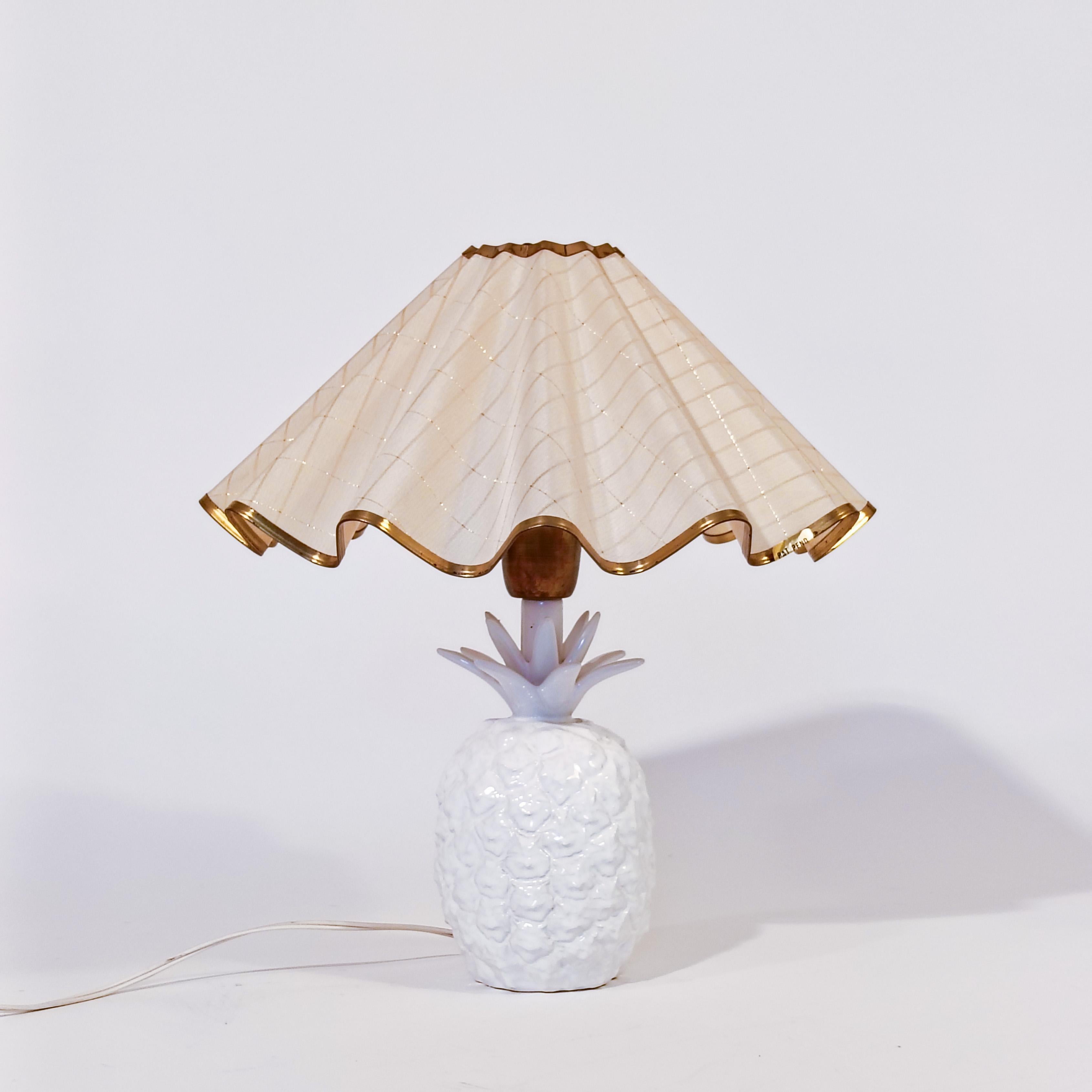 Lampada da tavolo in ceramica in stile post-moderno e Hollywood Regency di Bassano, Italia, anni Ottanta. Realizzato a mano in ceramica smaltata bianca con struttura in ottone, con il suo originale paralume plissettato e ondulato fatto a mano. Un