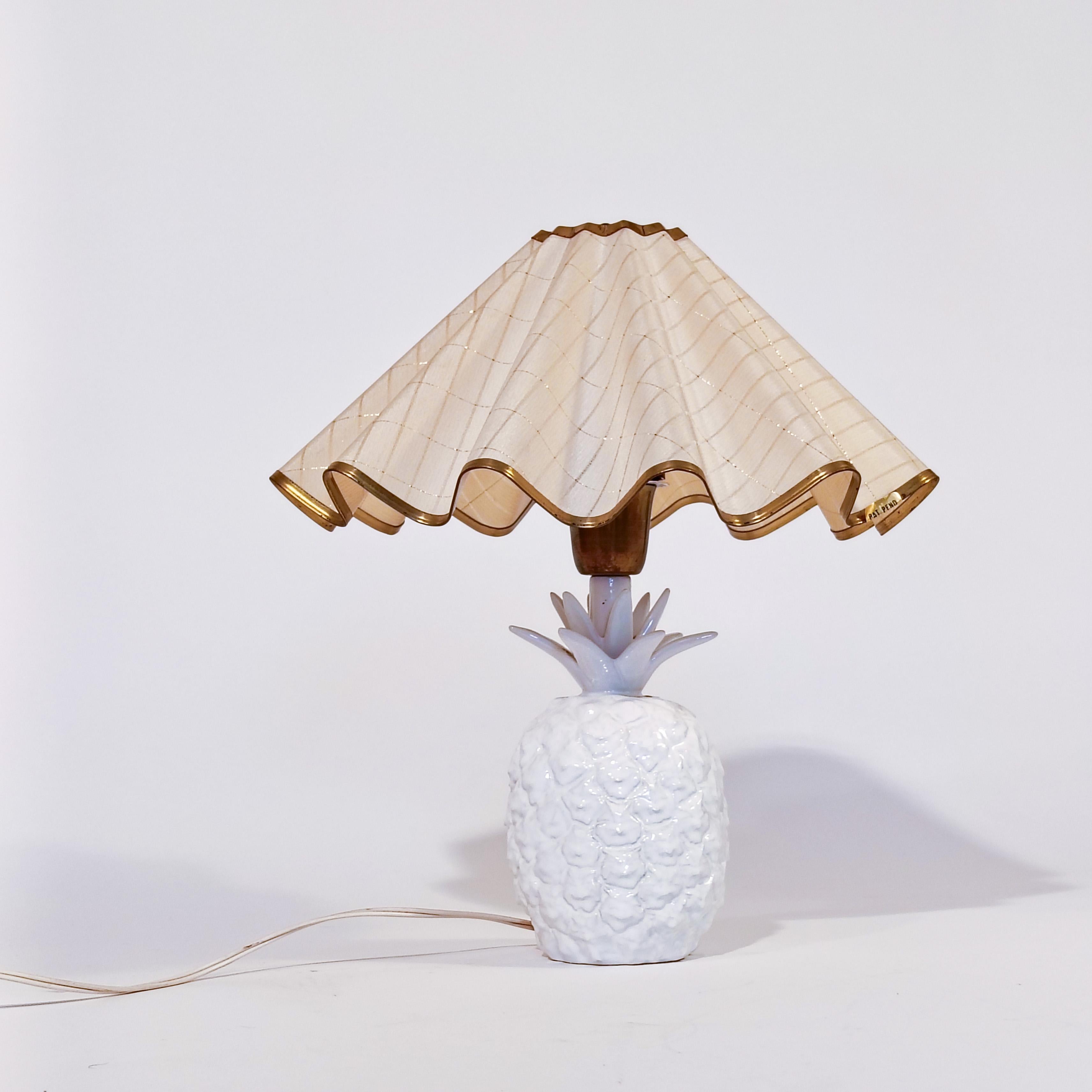 Postmoderno Stile Costa Azzurra. Lampada da tavolo in ceramica ananas di Bassano, Italia, anni '80 in vendita