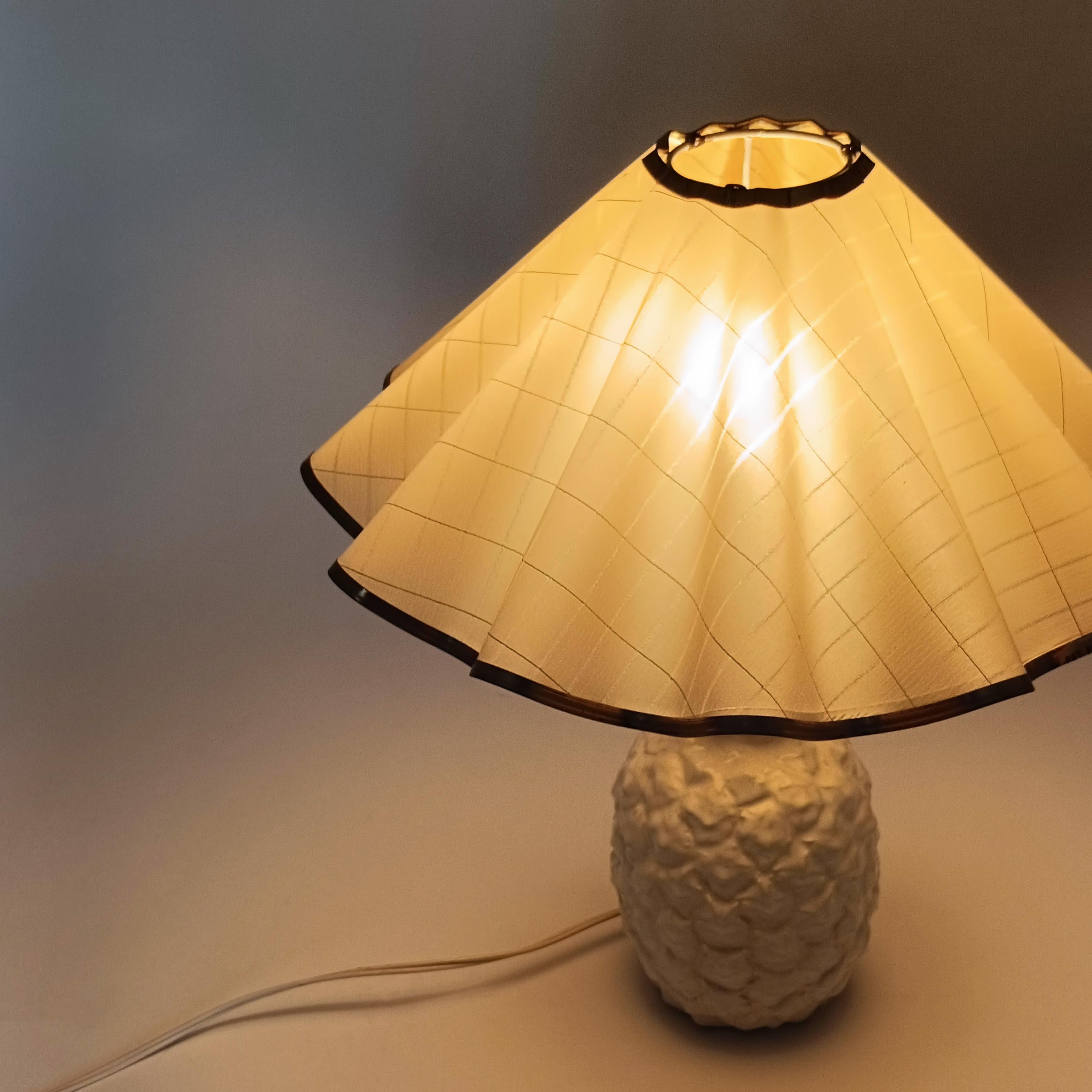 Stile Costa Azzurra. Lampada da tavolo in ceramica ananas di Bassano, Italia, anni '80 In condizioni ottime in vendita a SANT ADRIÀ DE BESÒS, ES