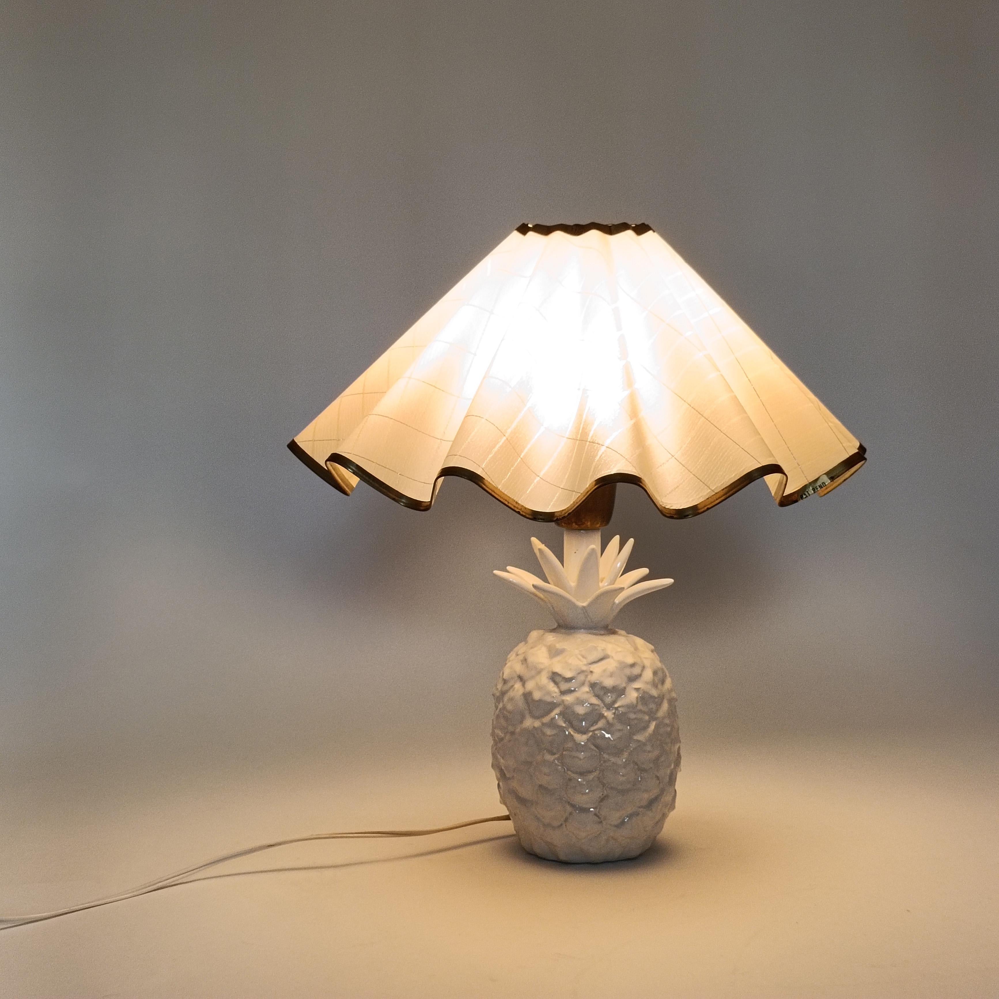 Fine XX secolo Stile Costa Azzurra. Lampada da tavolo in ceramica ananas di Bassano, Italia, anni '80 in vendita