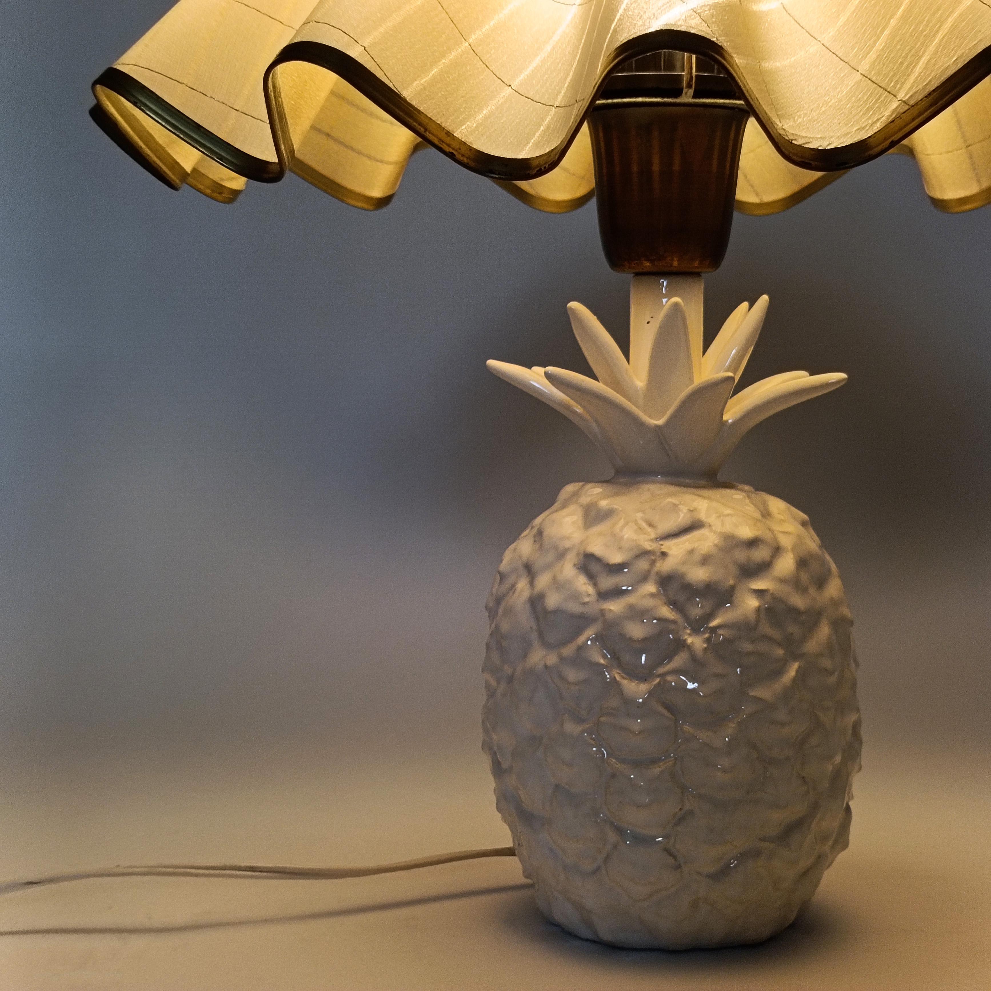 Metallo Stile Costa Azzurra. Lampada da tavolo in ceramica ananas di Bassano, Italia, anni '80 in vendita