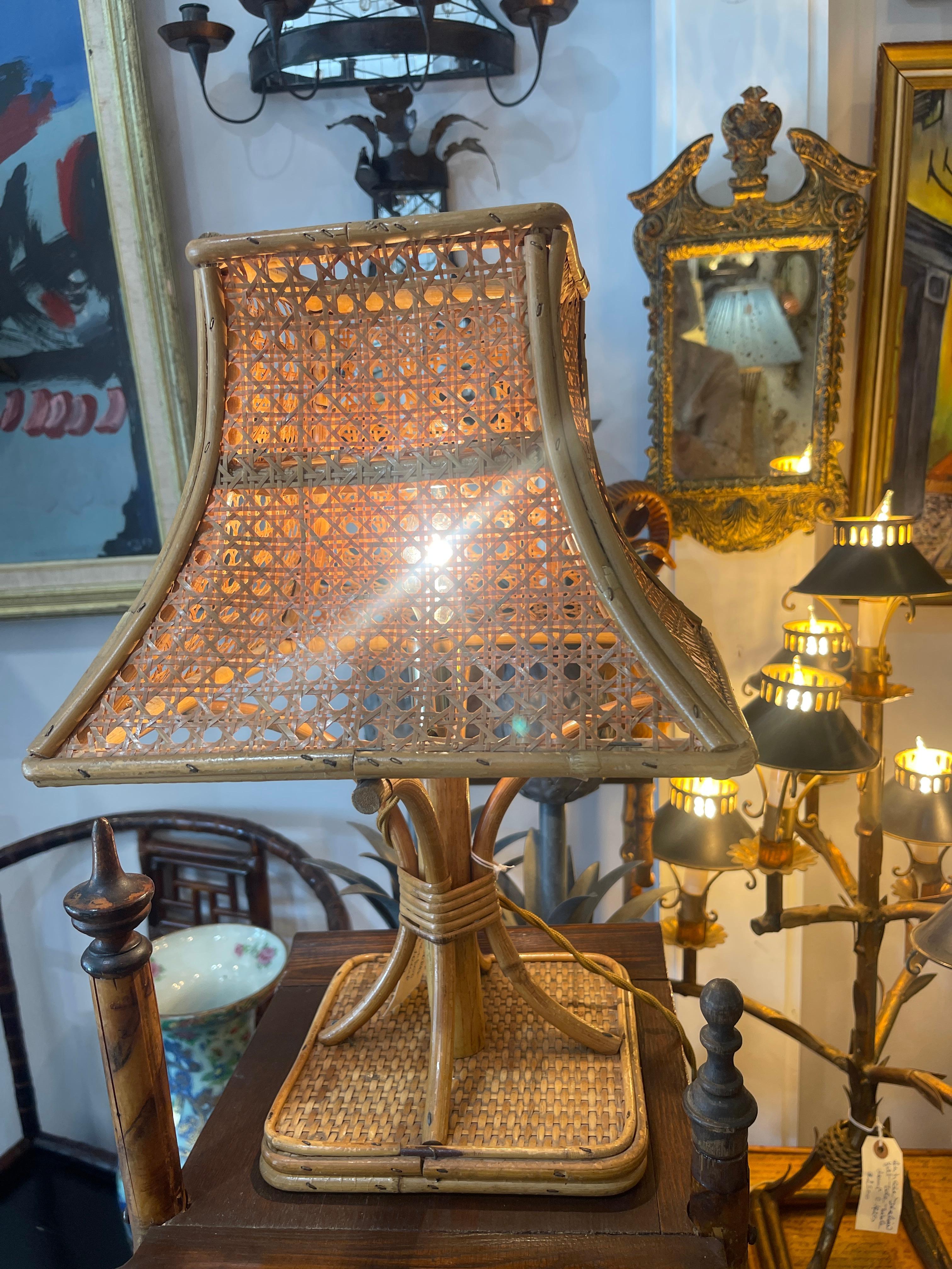 Provincial français Lampe de table Côte d'Azur avec abat-jour en rotin et paille de Vienne, années 1950 en vente