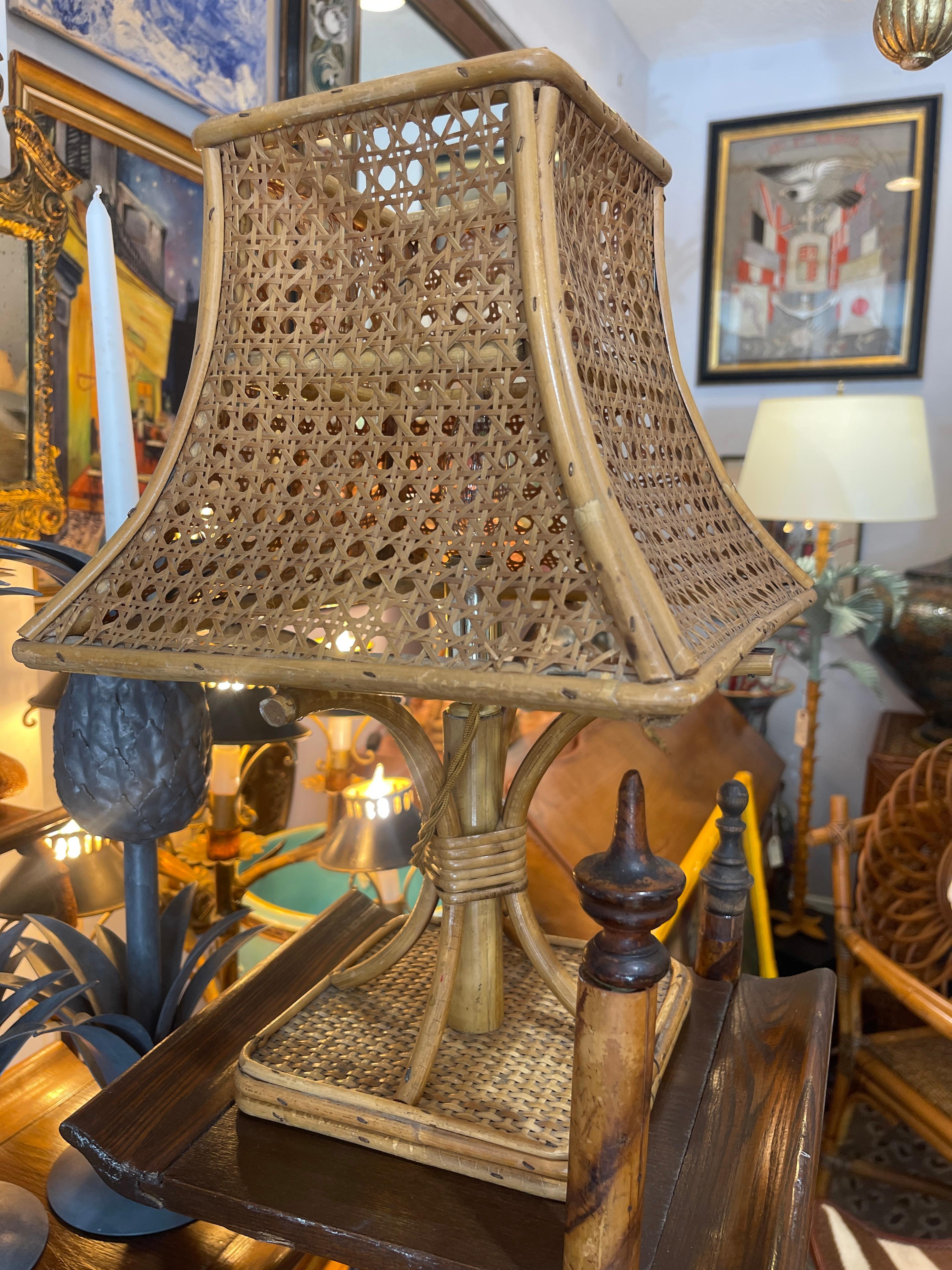 Bambou Lampe de table Côte d'Azur avec abat-jour en rotin et paille de Vienne, années 1950