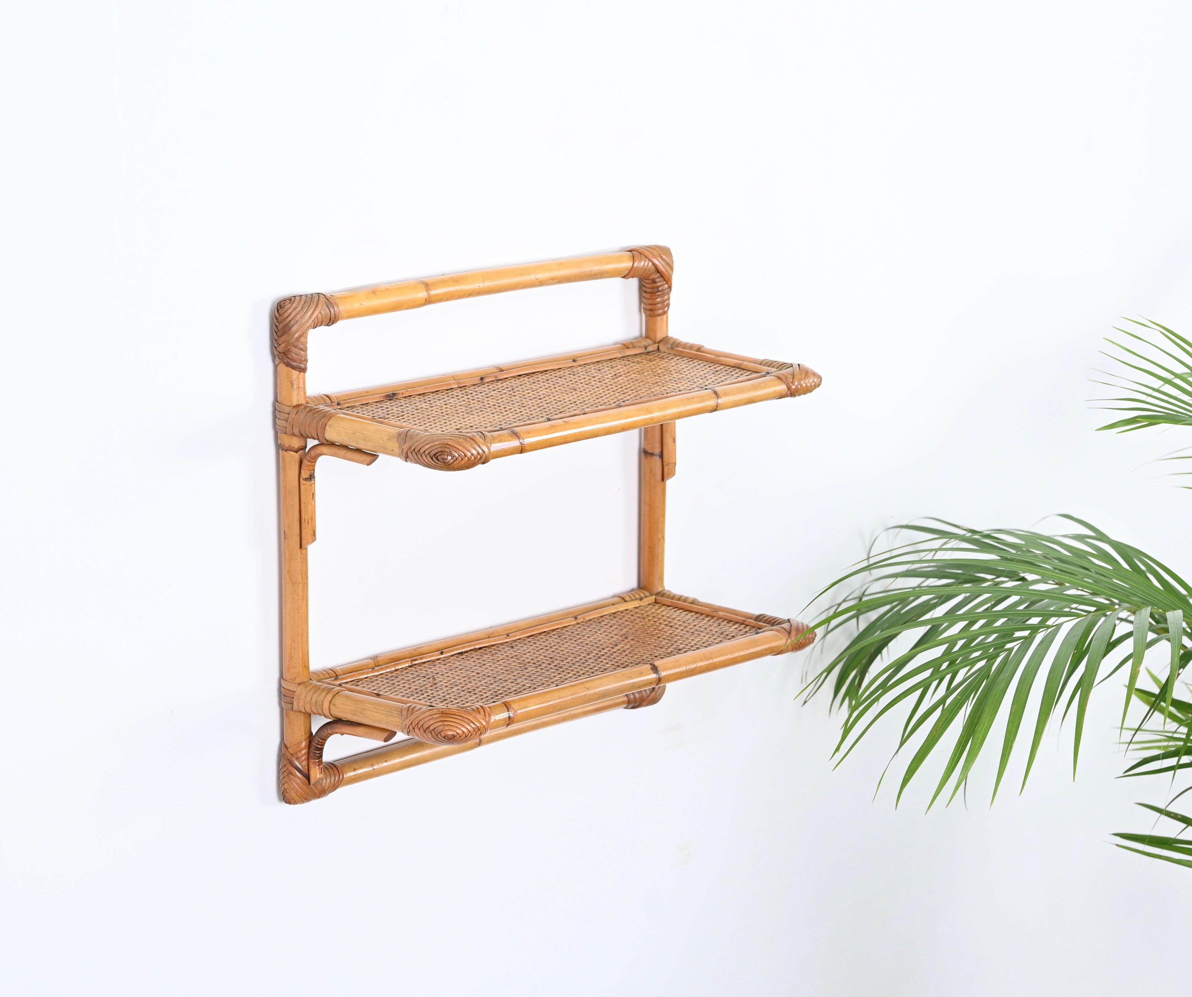 French Riviera Two-Tier Wall Shelf in Rattan and Bamboo, Italy 1970s In Good Condition For Sale In Roma, IT