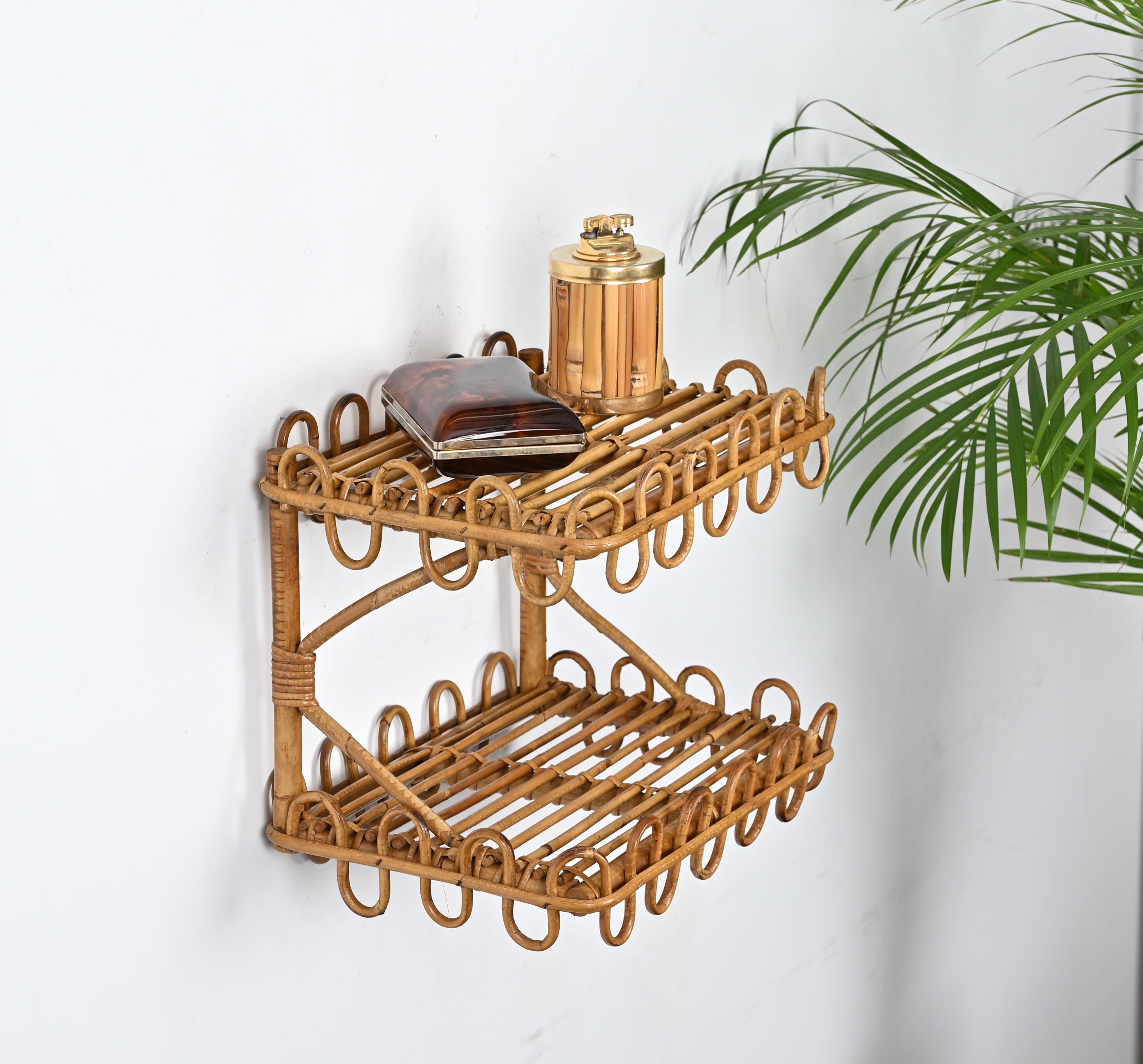 Lovely Mid-Century two tier wall shelf in bamboo, hand-woven wicker and rattan. Vivai del Sud likely designed this beautiful piece in Italy in the 1970s.

The structure of this lovely shelf is made in bamboo with the rectangular shelves enriched all