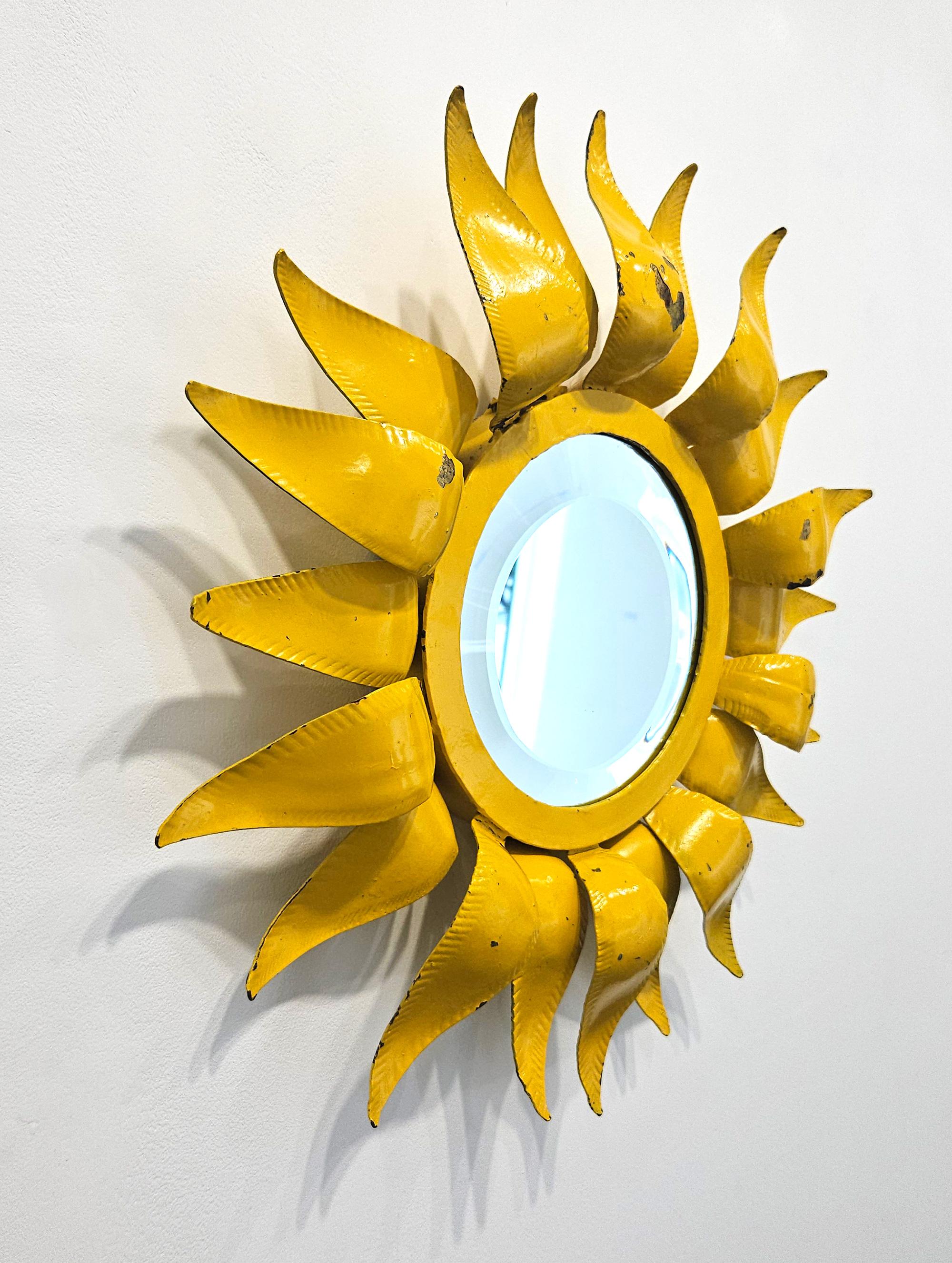 Ein atemberaubender und heller, von Van Gogh inspirierter Spiegel aus der Mitte des Jahrhunderts in Form einer Sonnenblume, hergestellt in Frankreich um 1960. 

Der Rahmen im Sonnenschliff-Stil besteht aus handgefertigtem Schmiedeeisen, das in