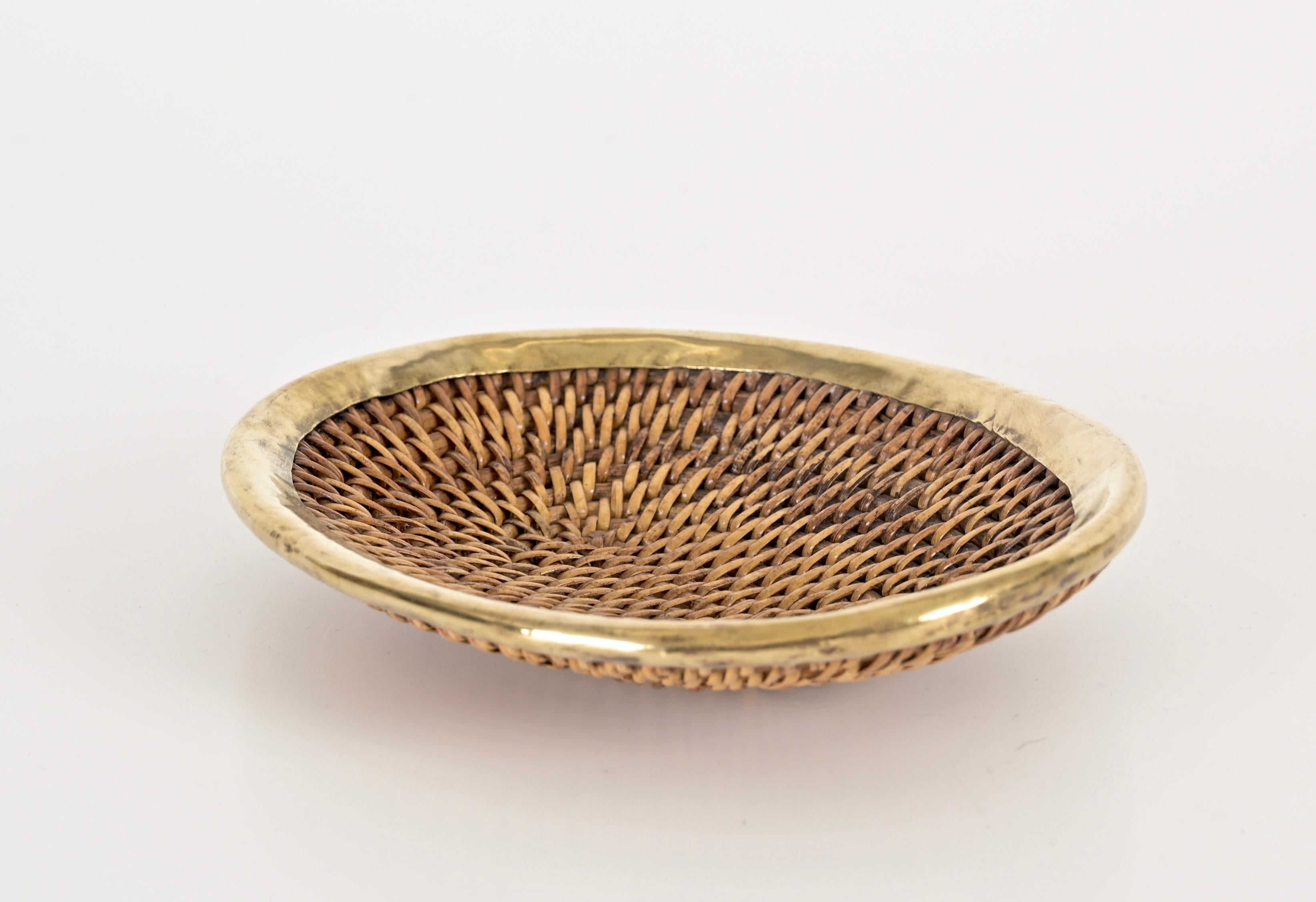 French Riviera Vide-Poche Bowl Tray in Woven Rattan and Brass, Italy 1970s For Sale 3
