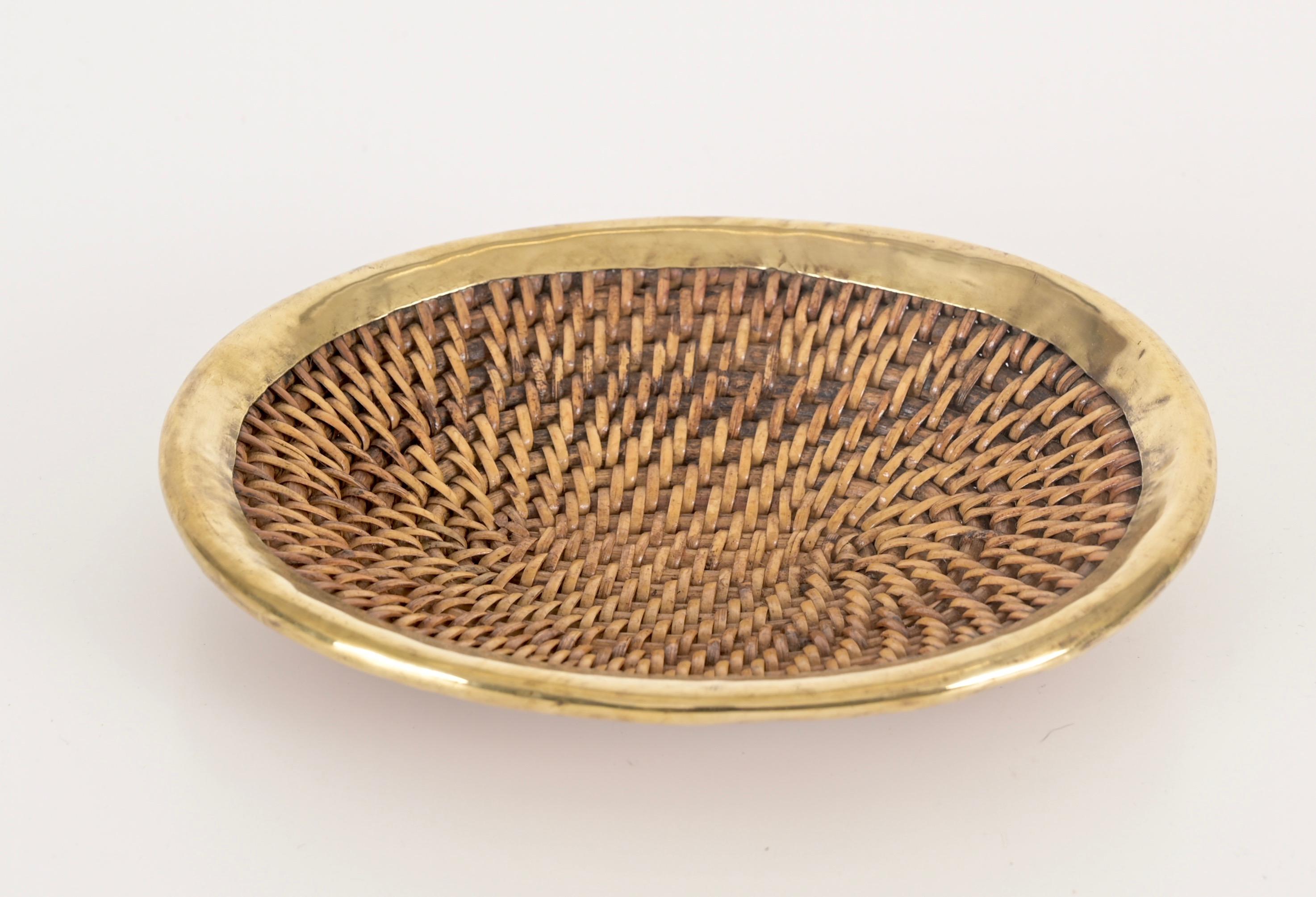 French Riviera Vide-Poche Bowl Tray in Woven Rattan and Brass, Italy 1970s In Good Condition For Sale In Roma, IT