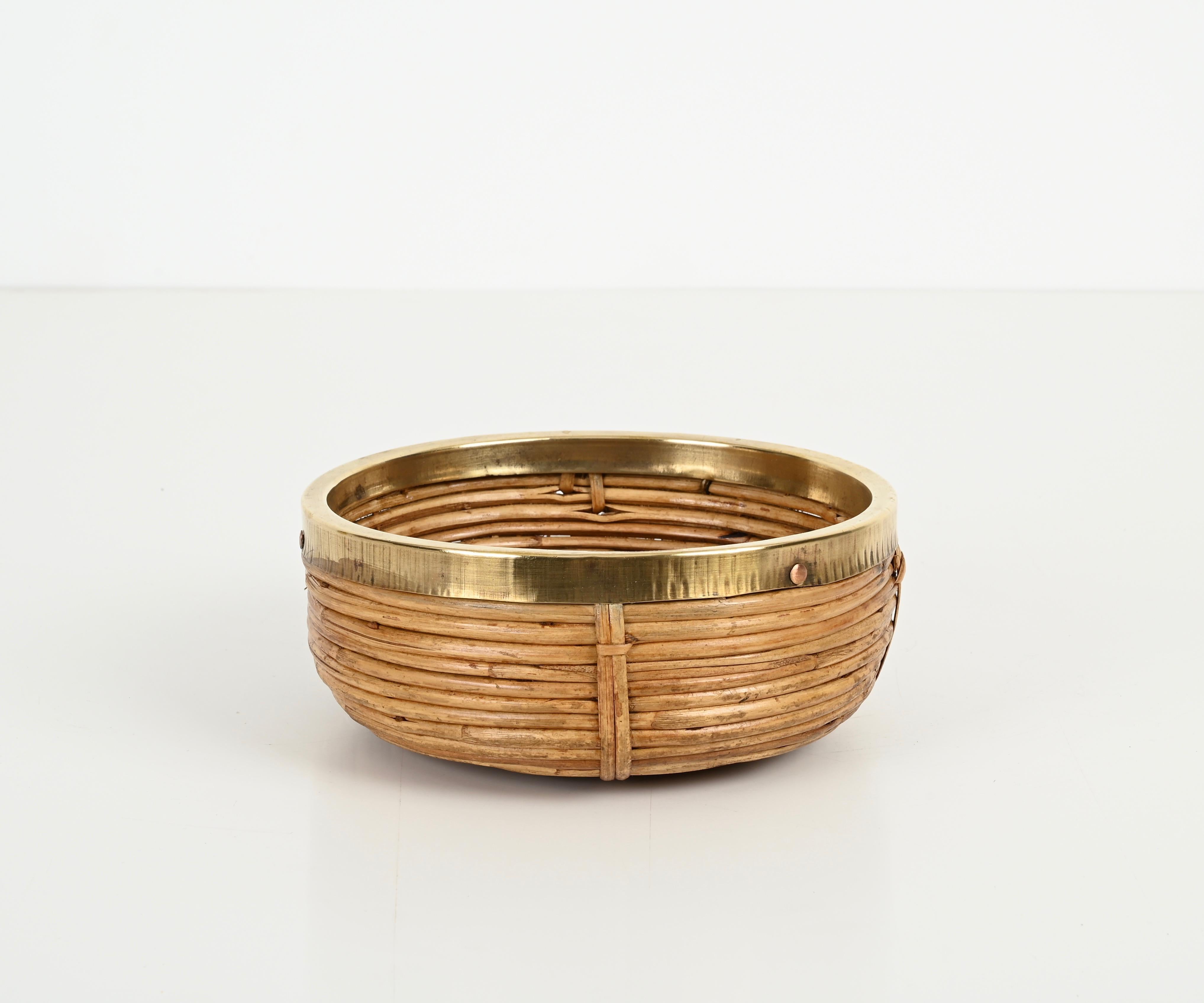 Splendid Mid-Century round vide-poche or decorative bowl made in curved rattan, hand-woven wicker and brass.This elegant French Riviera style object was made in Italy during the 1970s, clearly in the style of Gabrielle Crespi.

This stunning