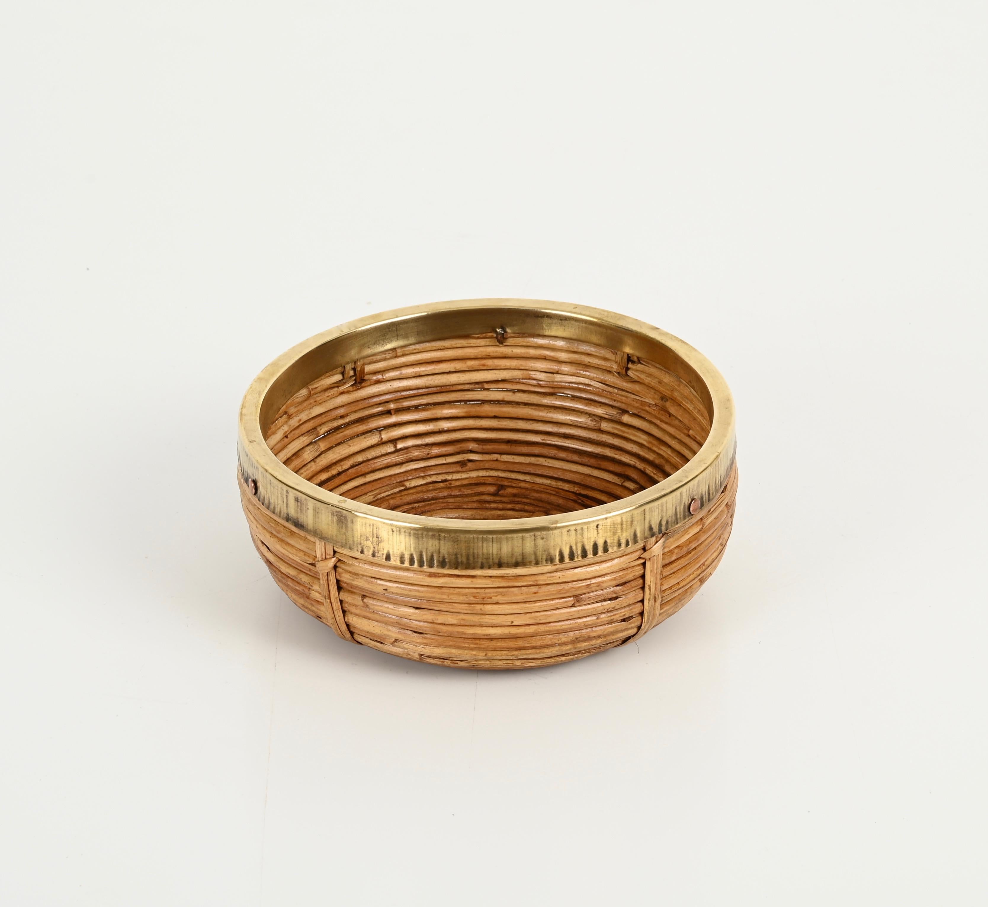 Mid-Century Modern French Riviera Vide-Poche or Bowl in Rattan, Brass and Wicker, Italy 1970s For Sale