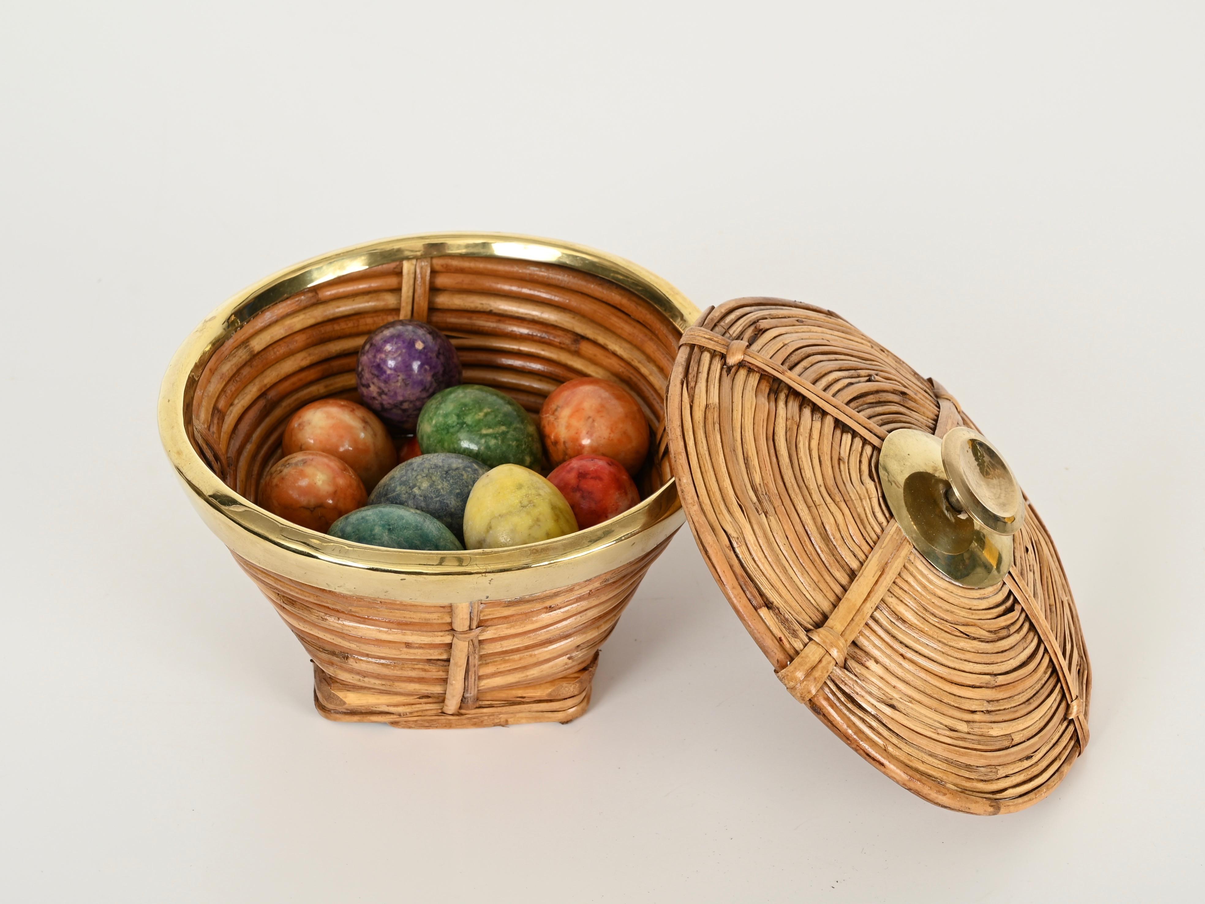 Delightful Mid-Century round vide-poche or decorative jewelry box made in curved rattan, hand-woven wicker and brass. This stylish French Riviera style object was made in Italy during the 1970s, clearly in the style of Gabrielle Crespi.

In amazing