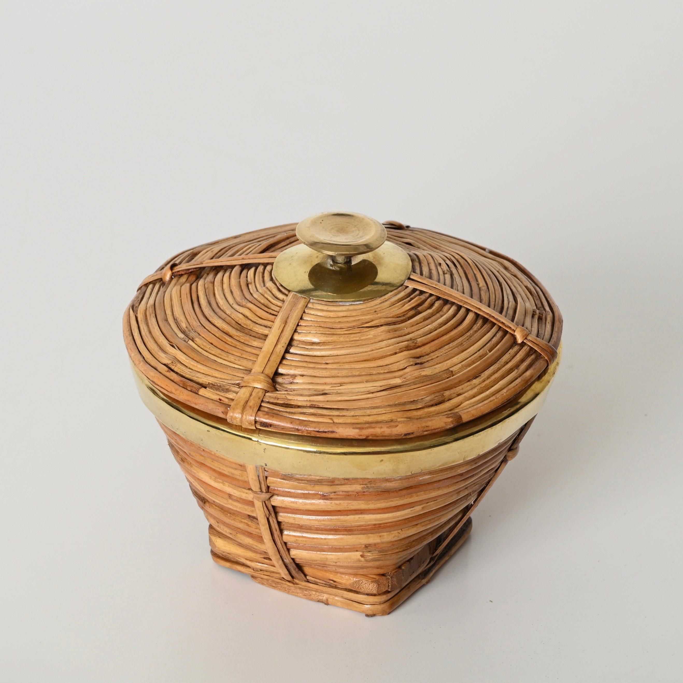 Hand-Crafted French Riviera Vide-Poche or Jewelry Box in Rattan and Brass, Crespi, Italy 1970 For Sale