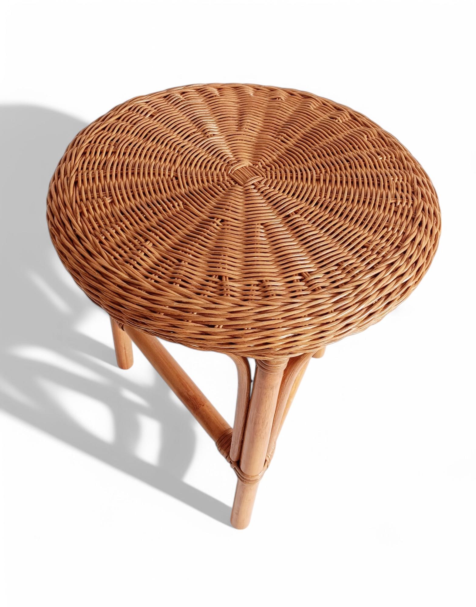 Français Table d'appoint French Riviera en osier et bambou, France, années 1960 en vente