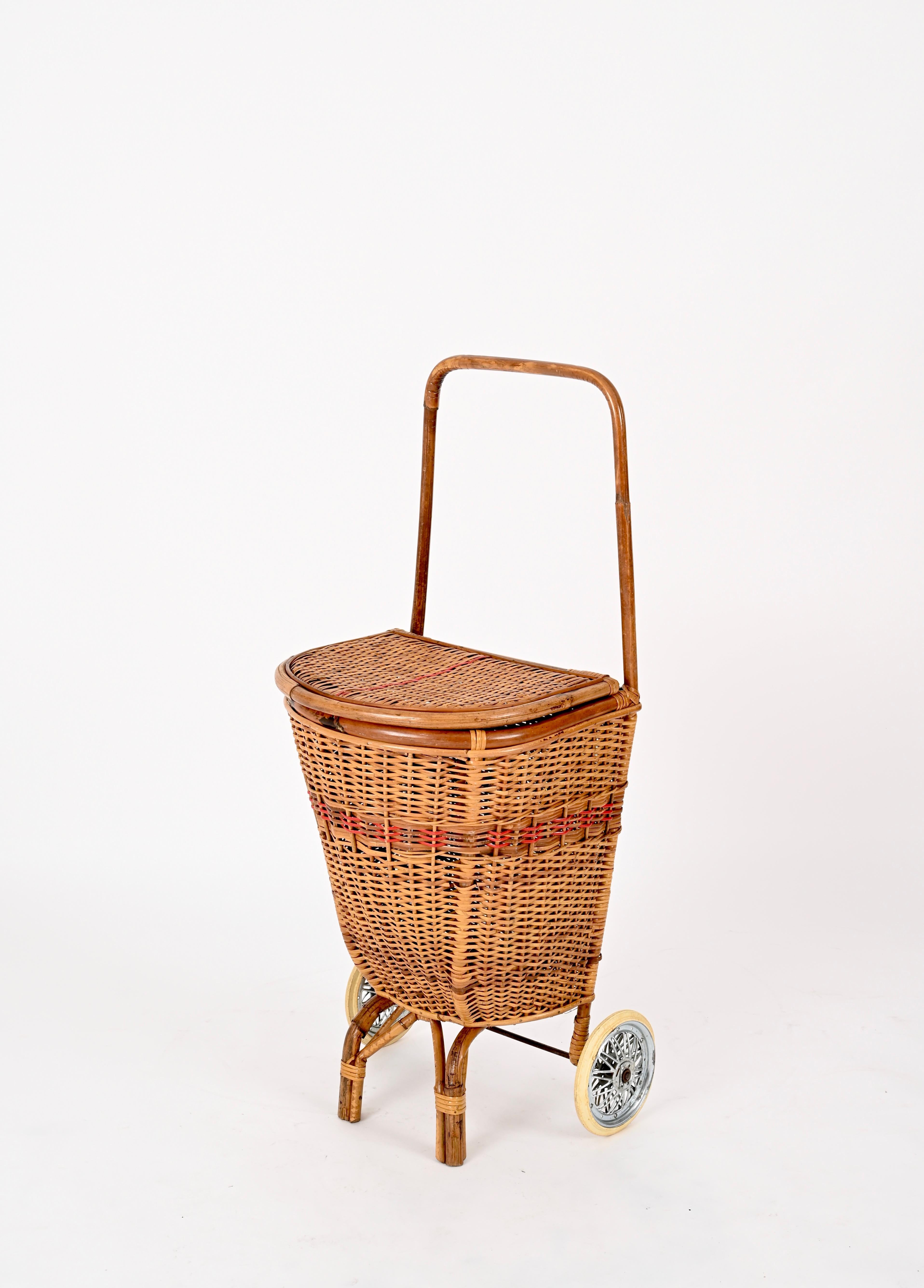 Marvelous Mid-Century shopping trolley fully made in curved rattan and hand-woven wicker. This rare French Riviera style market cart was made in Italy during the 1960s. 

This beautiful and unique decorative object is fully hand-made with perfect