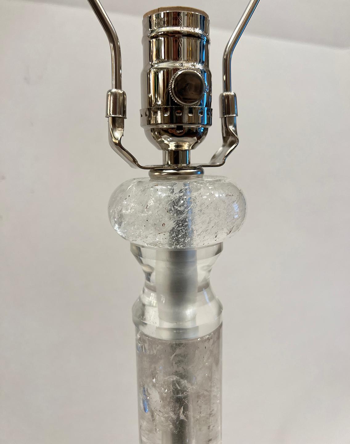 Lampe en cristal de roche français des années 1960 avec base argentée.

Mesures :
Hauteur du corps : 15.5
