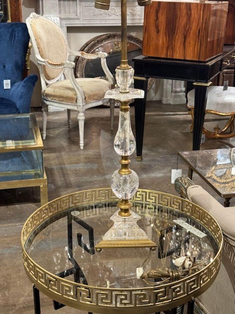 Lampe de table en cristal de roche français et bronze de belle qualité. Circa 1940. Une touche classique et intemporelle pour un intérieur raffiné. 19h x 6w
